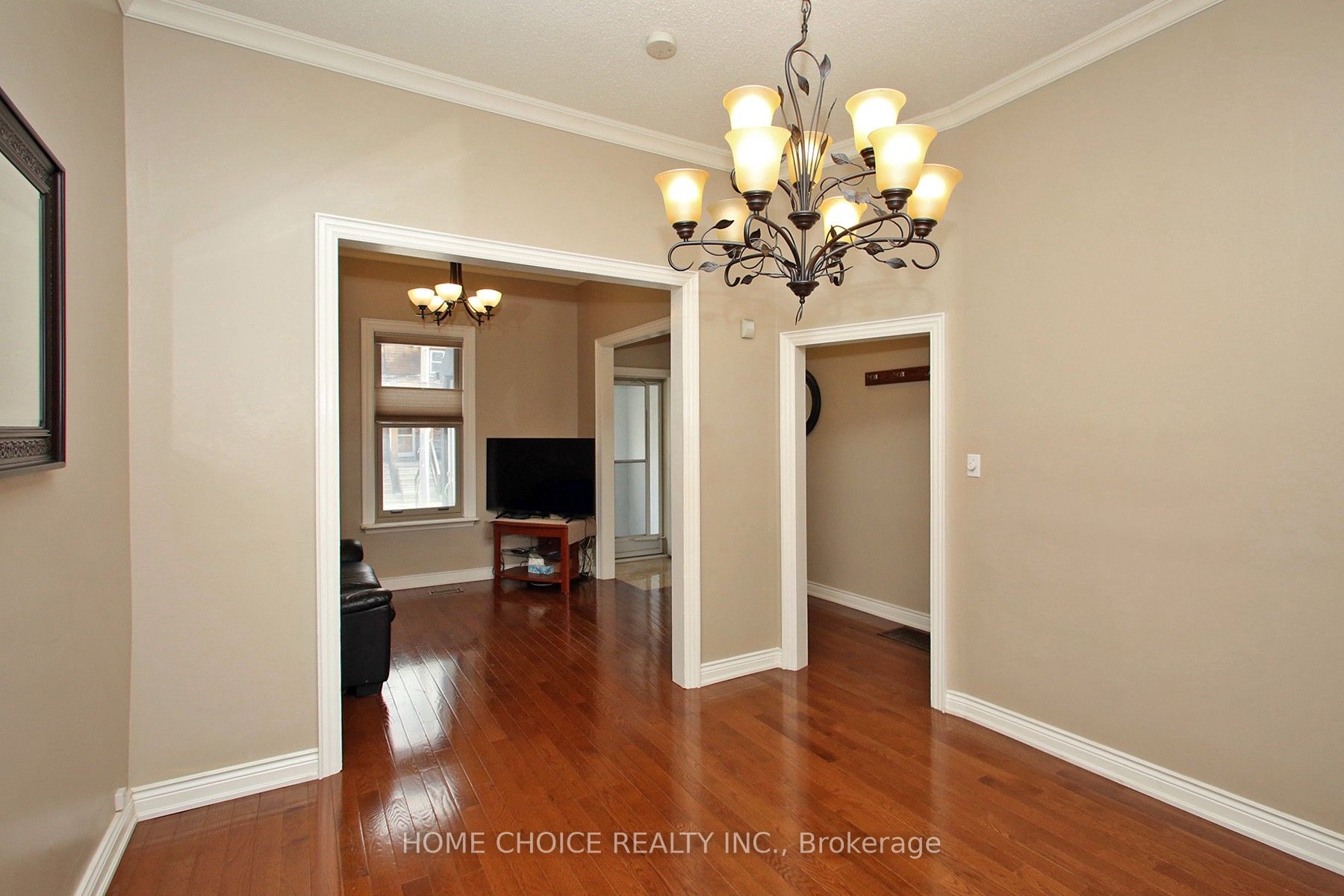 106 Carlaw Ave Property Photo 4