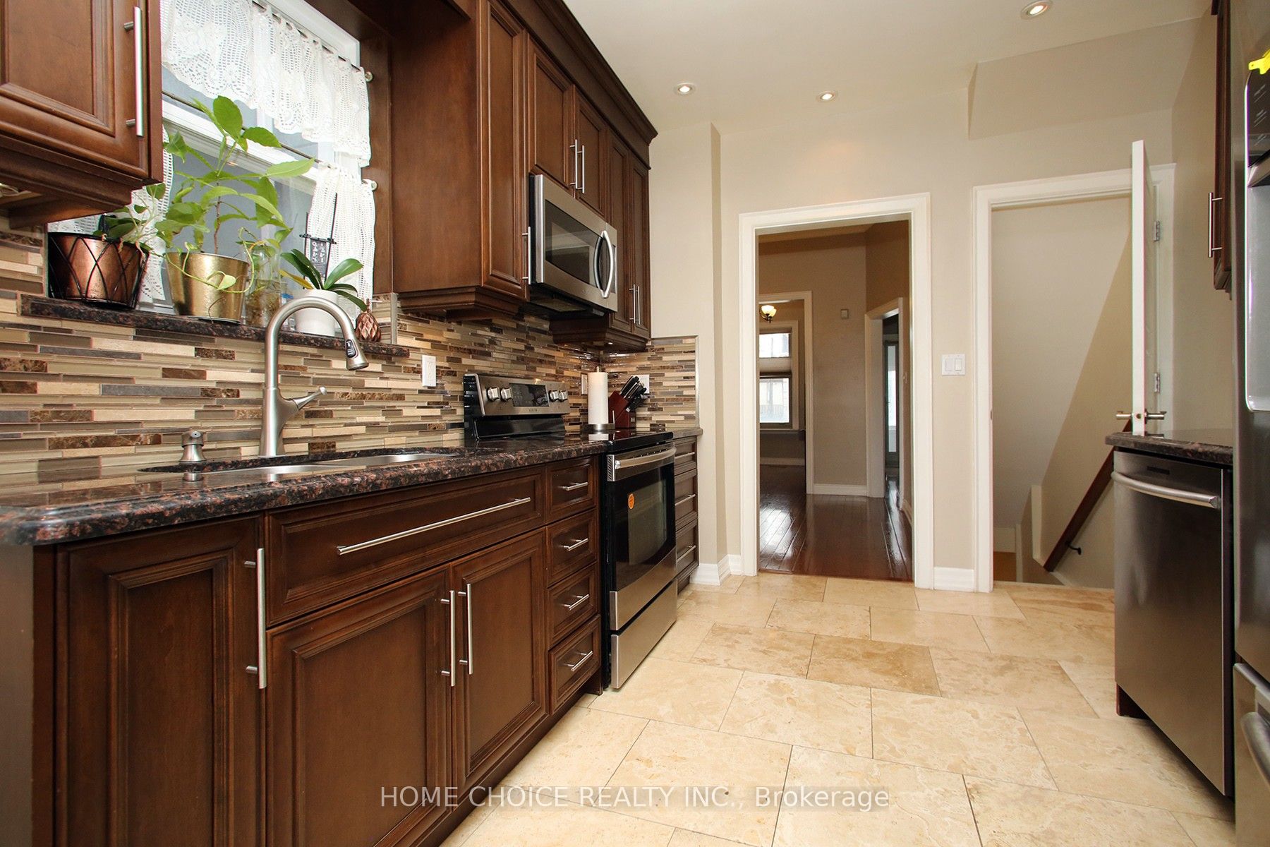 106 Carlaw Ave Property Photo 8