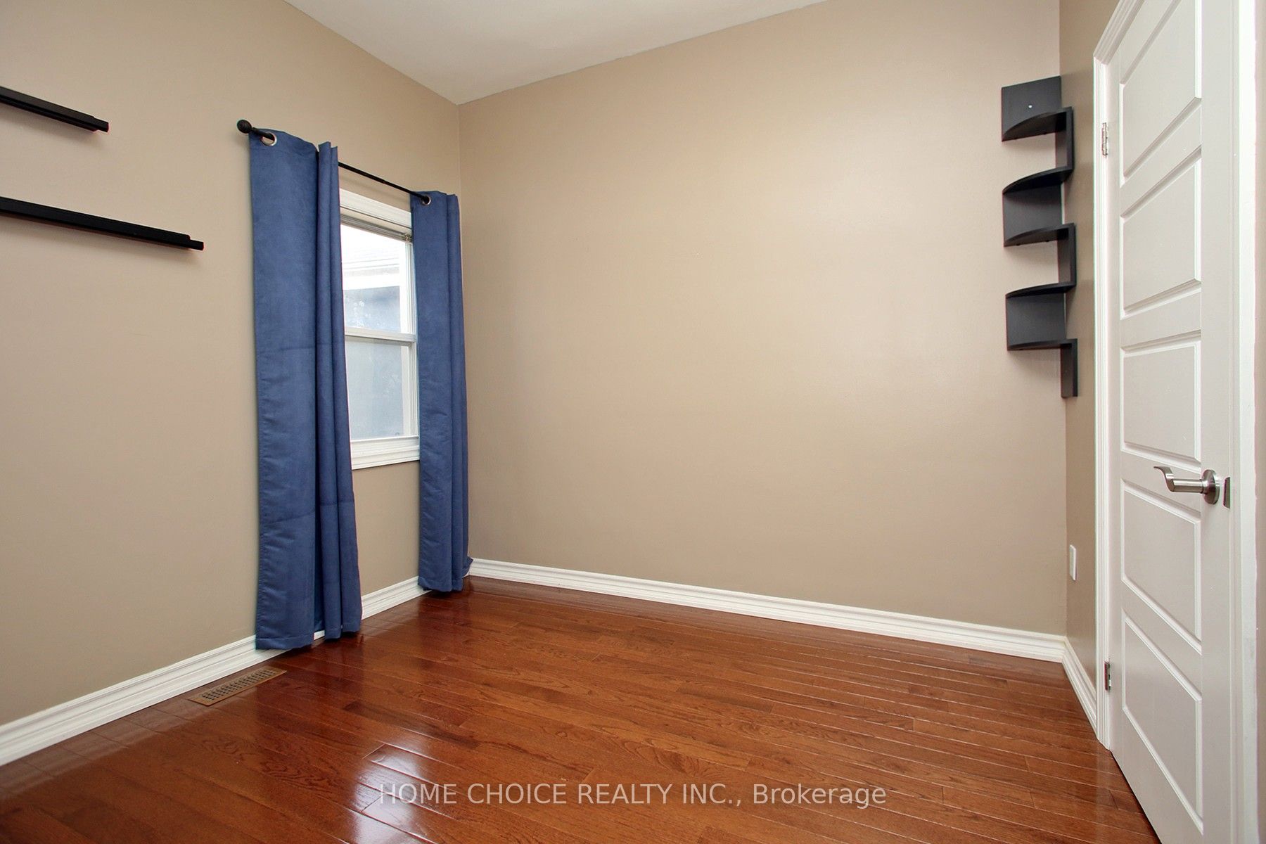 106 Carlaw Ave Property Photo 16