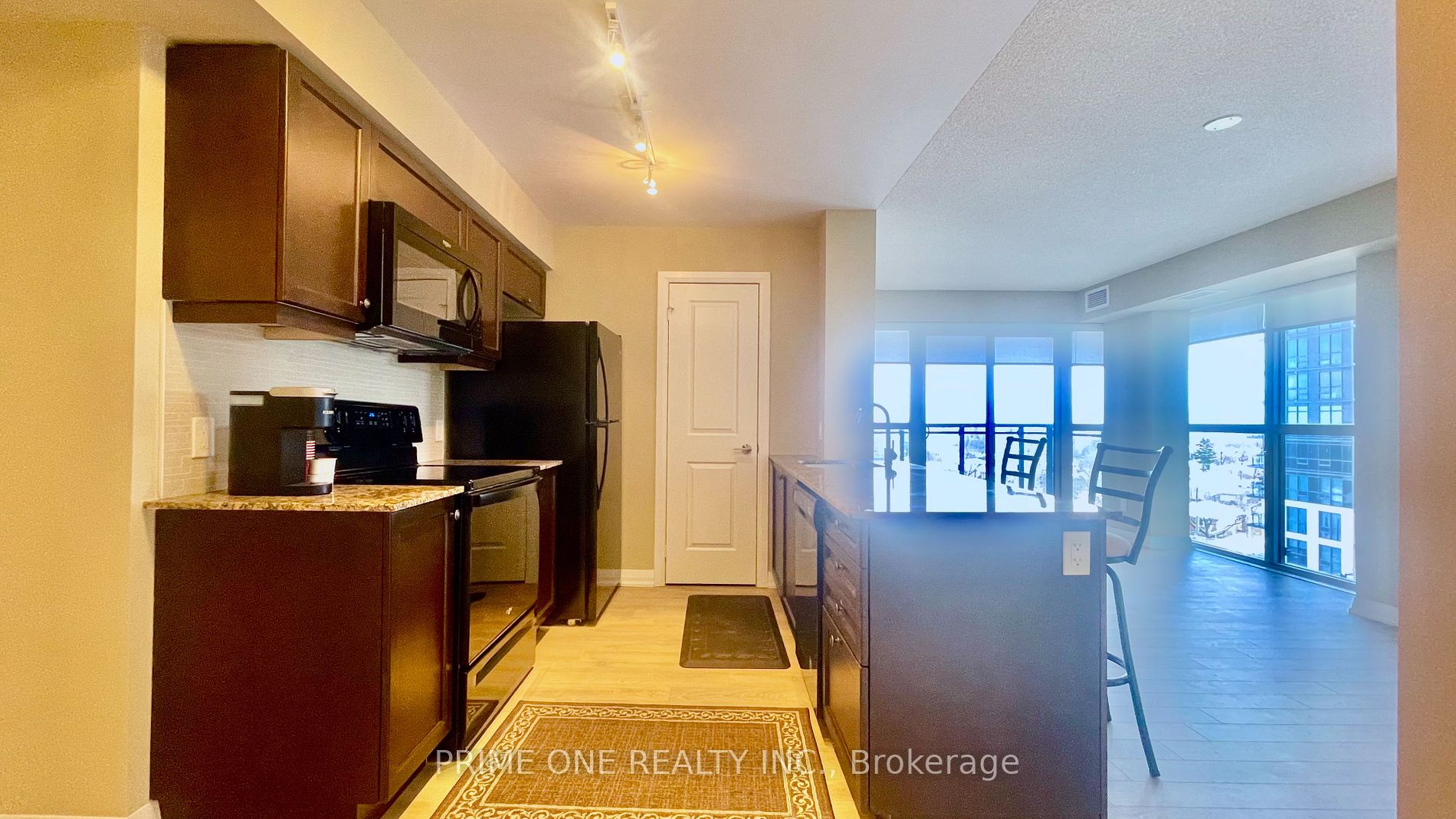 30 Meadowglen Pl 18 Property Photo 12