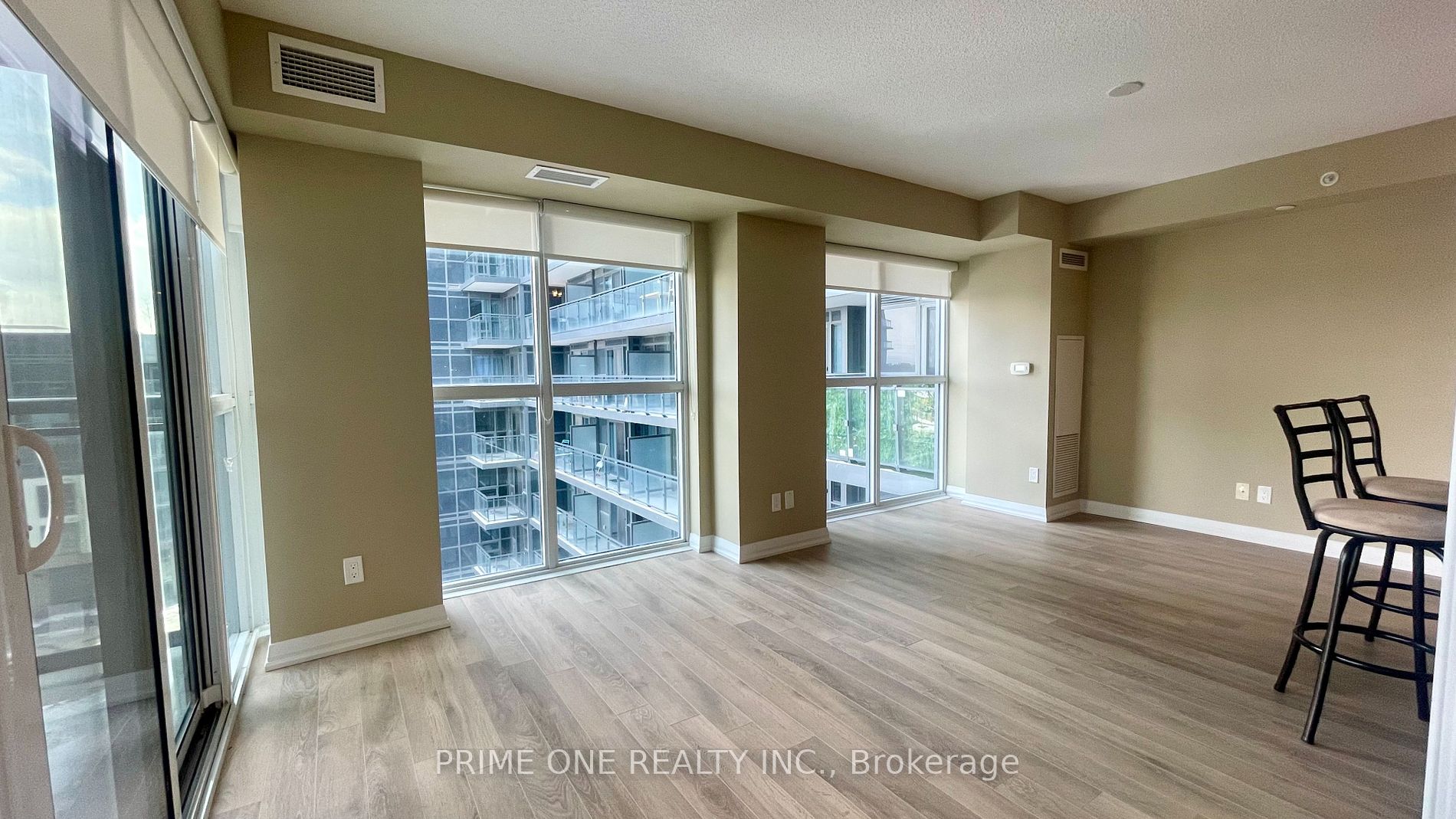 30 Meadowglen Pl 18 Property Photo 14