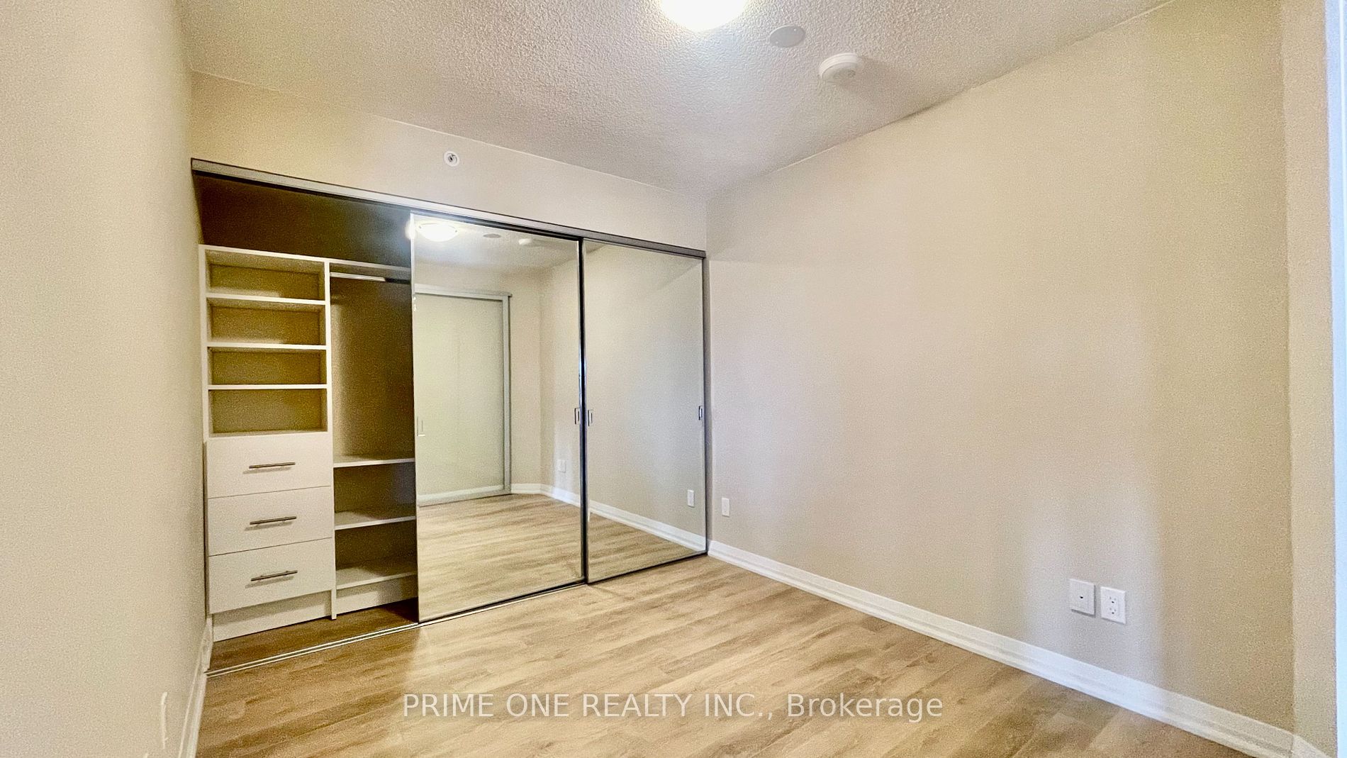 30 Meadowglen Pl 18 Property Photo 15