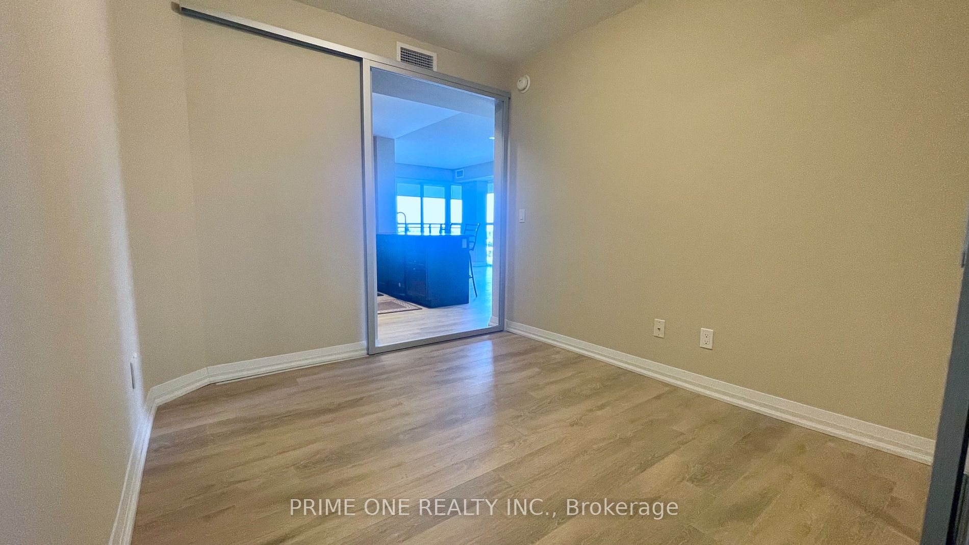 30 Meadowglen Pl 18 Property Photo 16