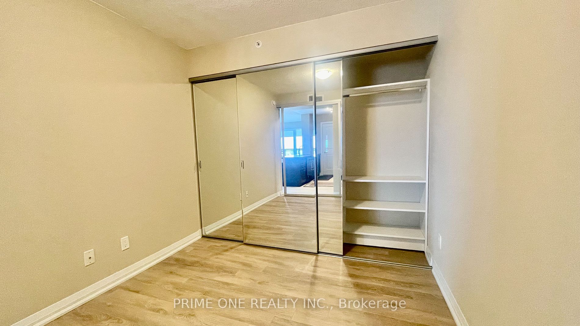 30 Meadowglen Pl 18 Property Photo 21