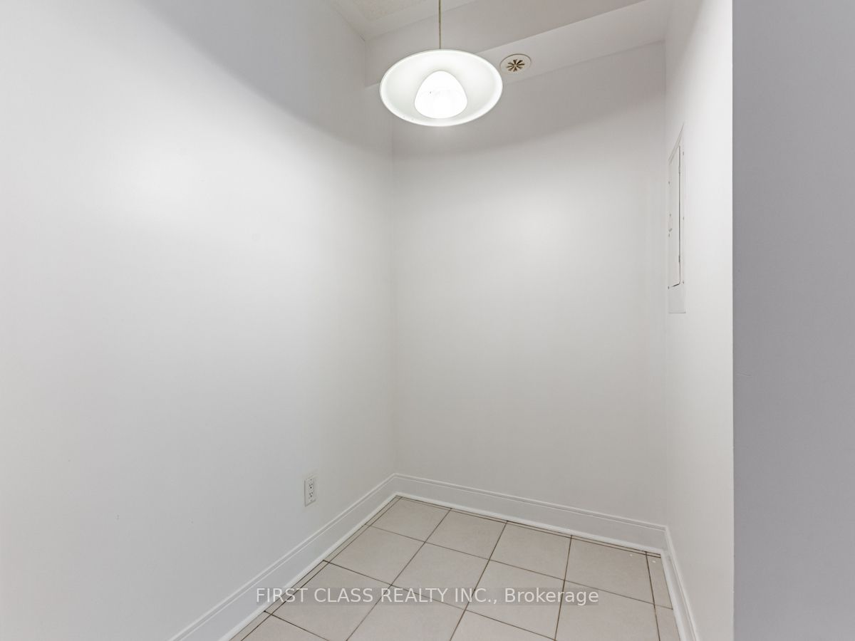 295 Village Green Sq 56 Property Photo 13