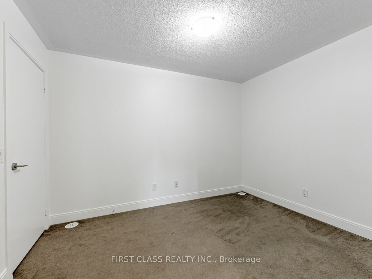 295 Village Green Sq 56 Property Photo 16