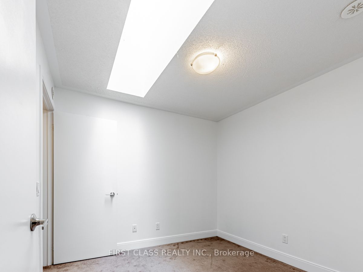 295 Village Green Sq 56 Property Photo 24