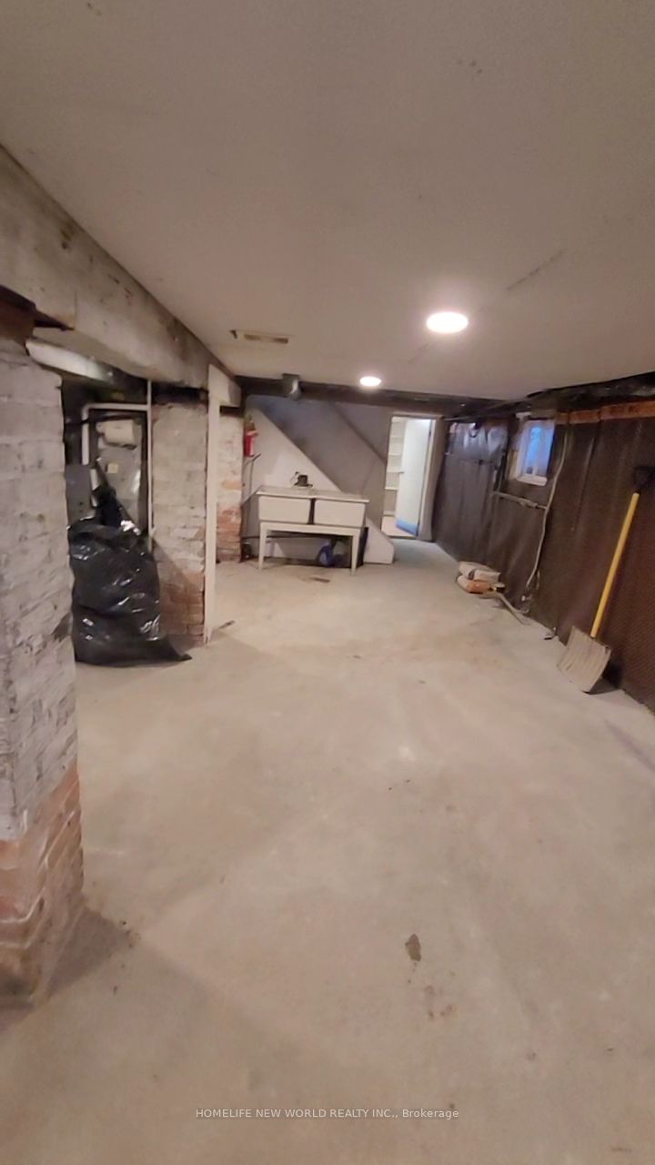 1842 Dundas St E Property Photo 33