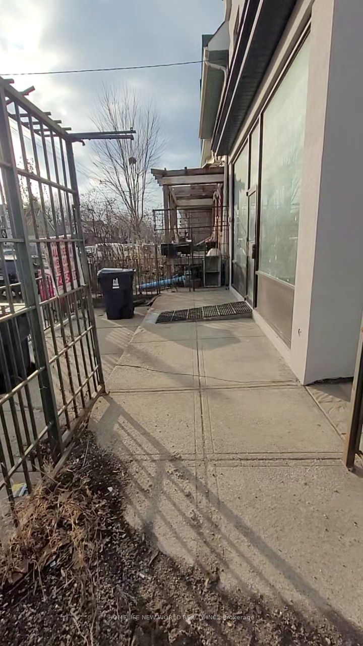 1842 Dundas St E Property Photo 36
