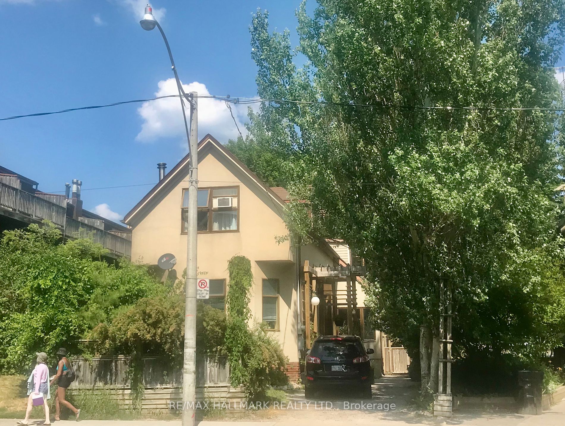 147 Woodbine Ave W Property Photo 1