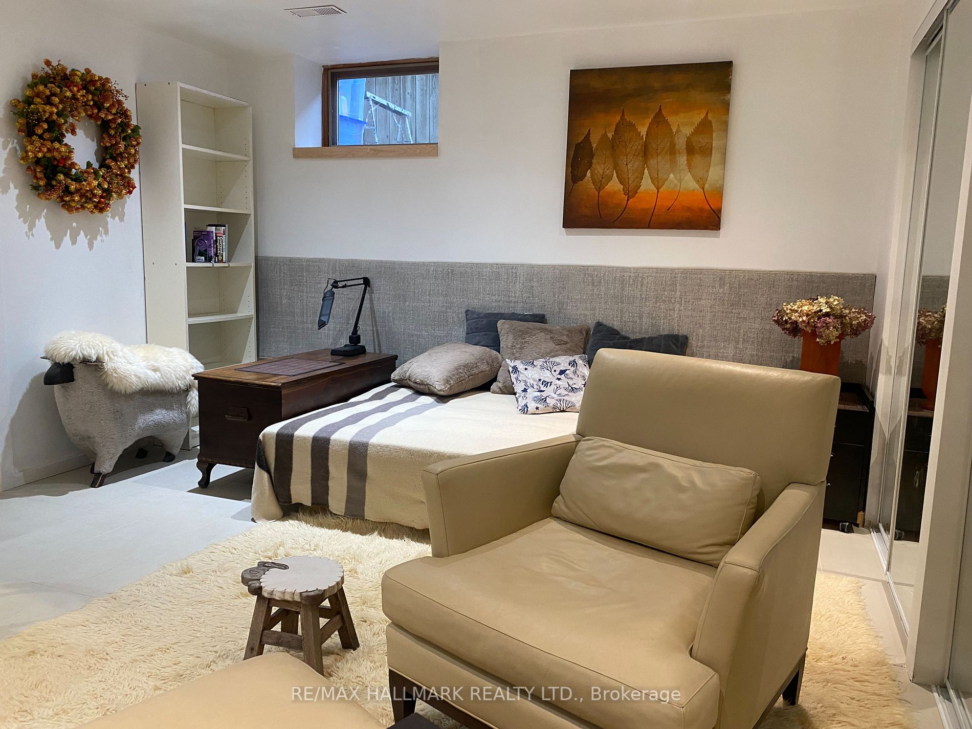 147 Woodbine Ave W Property Photo 3