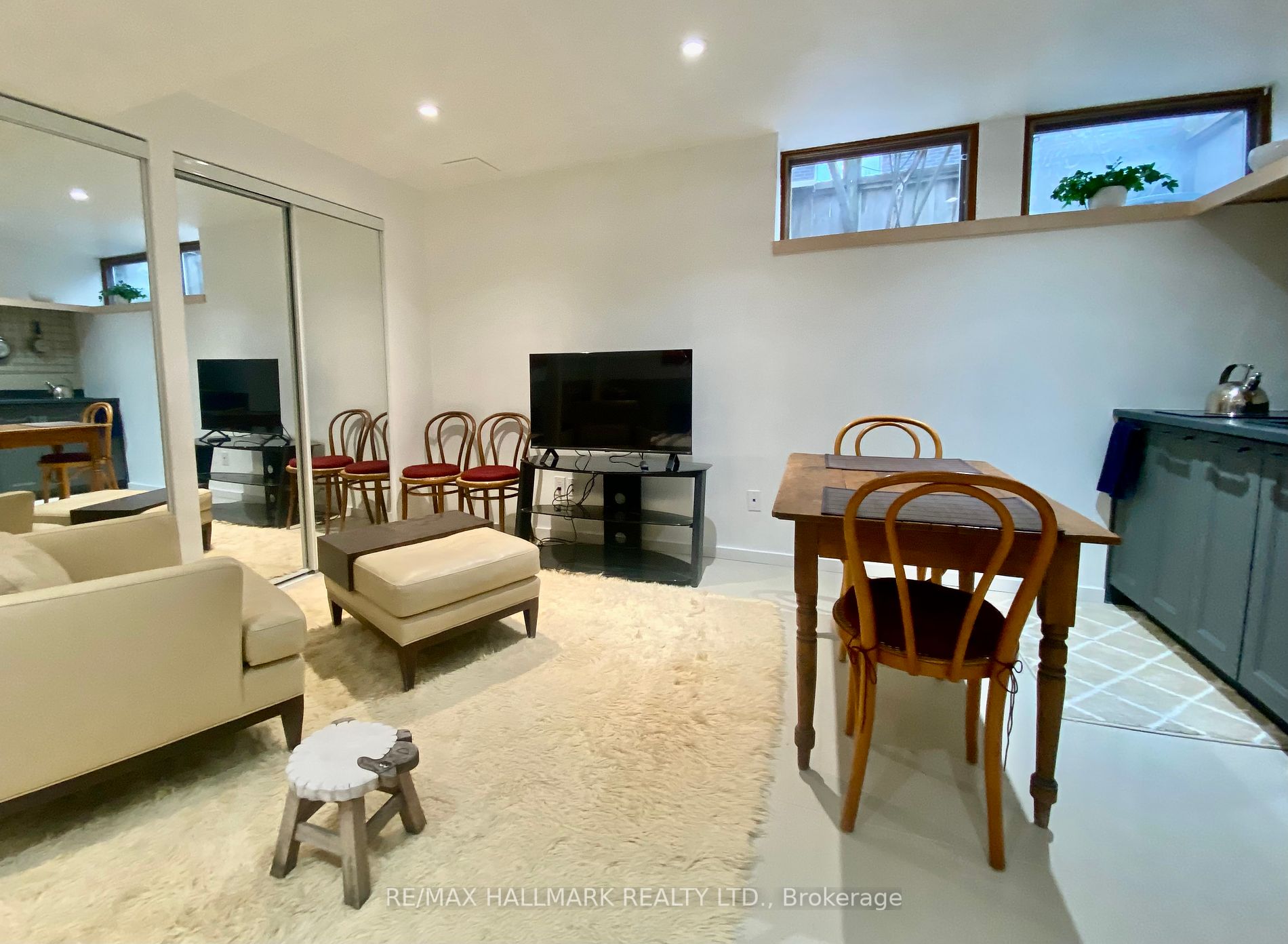 147 Woodbine Ave W Property Photo 5