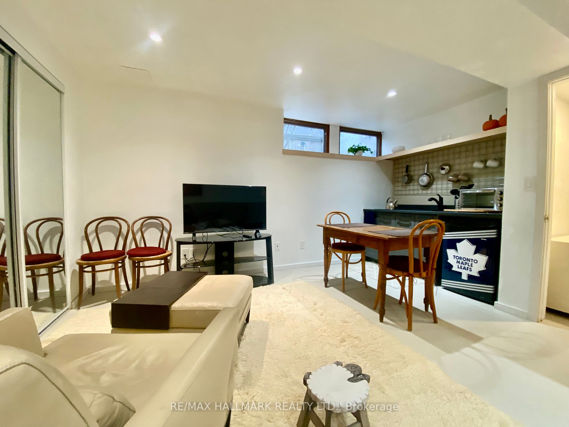 147 Woodbine Ave W Property Photo 8