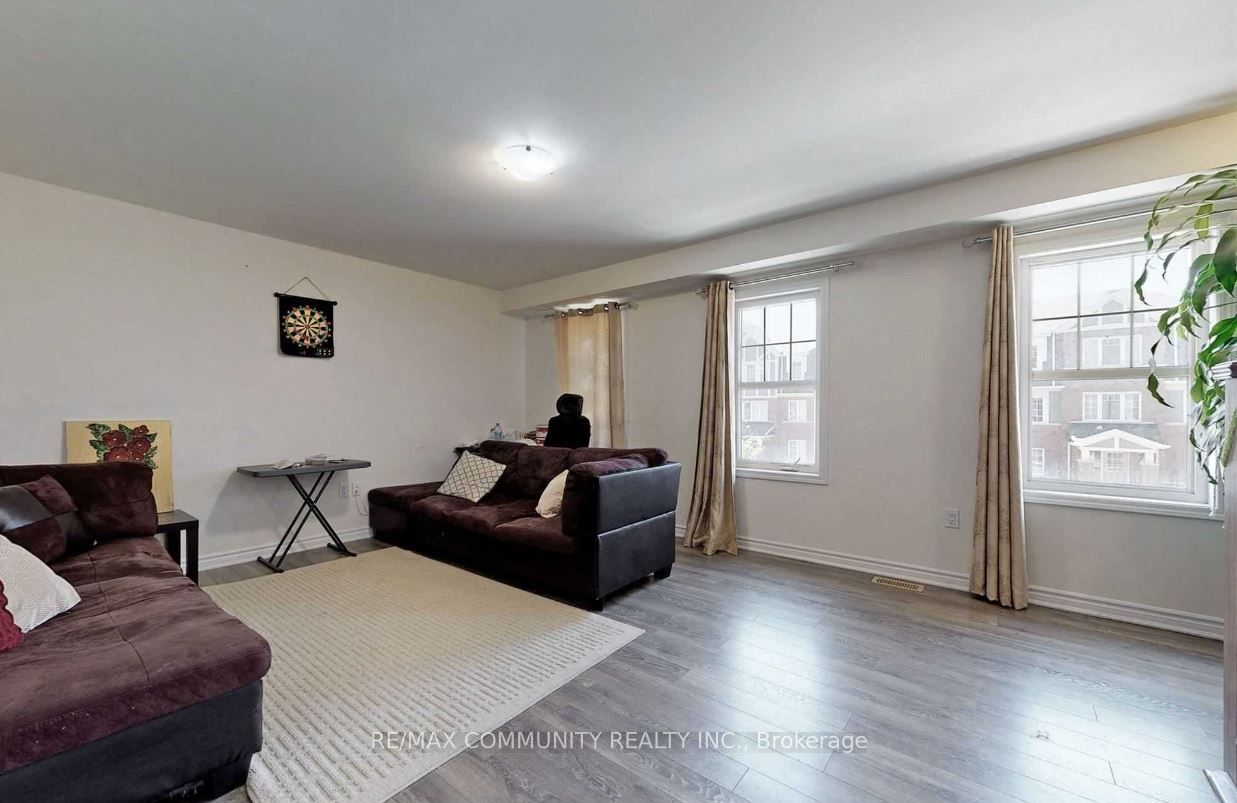 2761 Sapphire Dr Property Photo 2