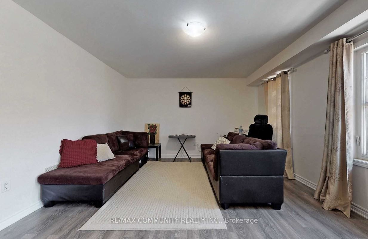 2761 Sapphire Dr Property Photo 3