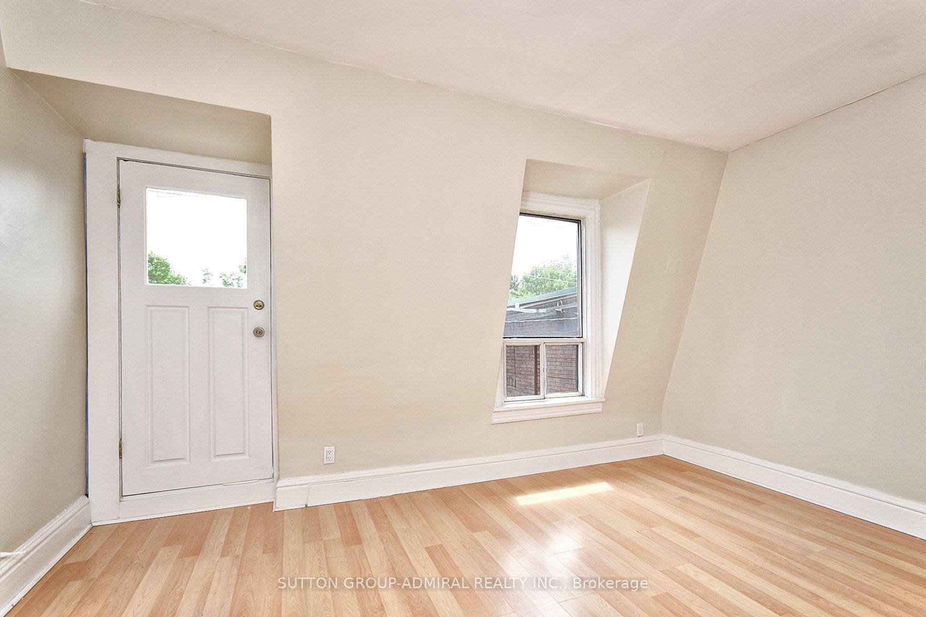 1932 Queen St E Property Photo 1