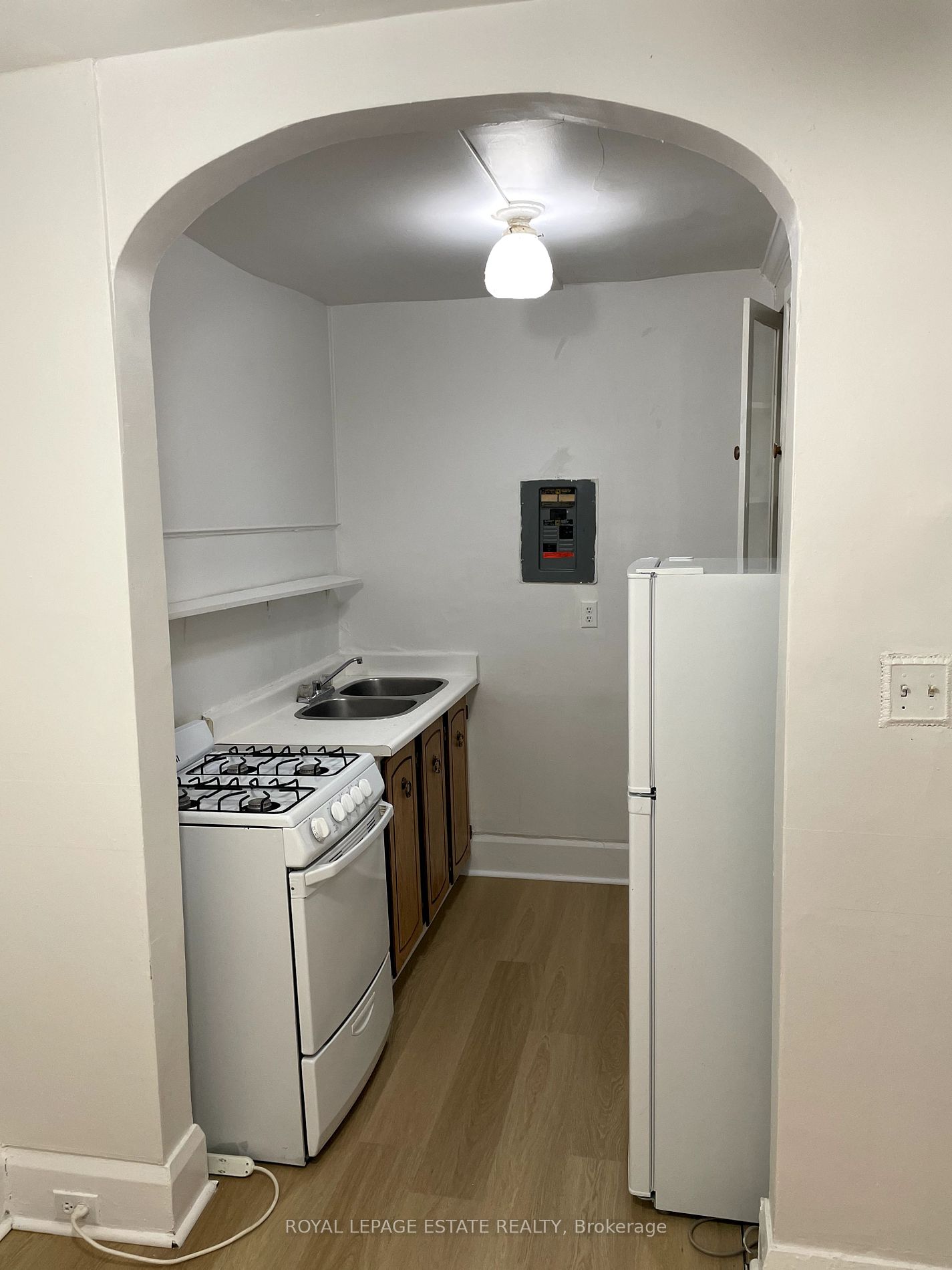2449 Queen St E 04 Property Photo 14