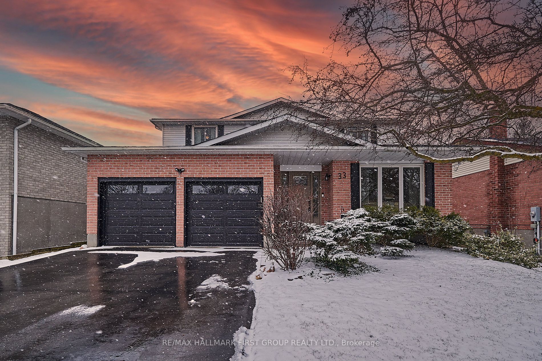 33 Applewood Cres Property Photo 1