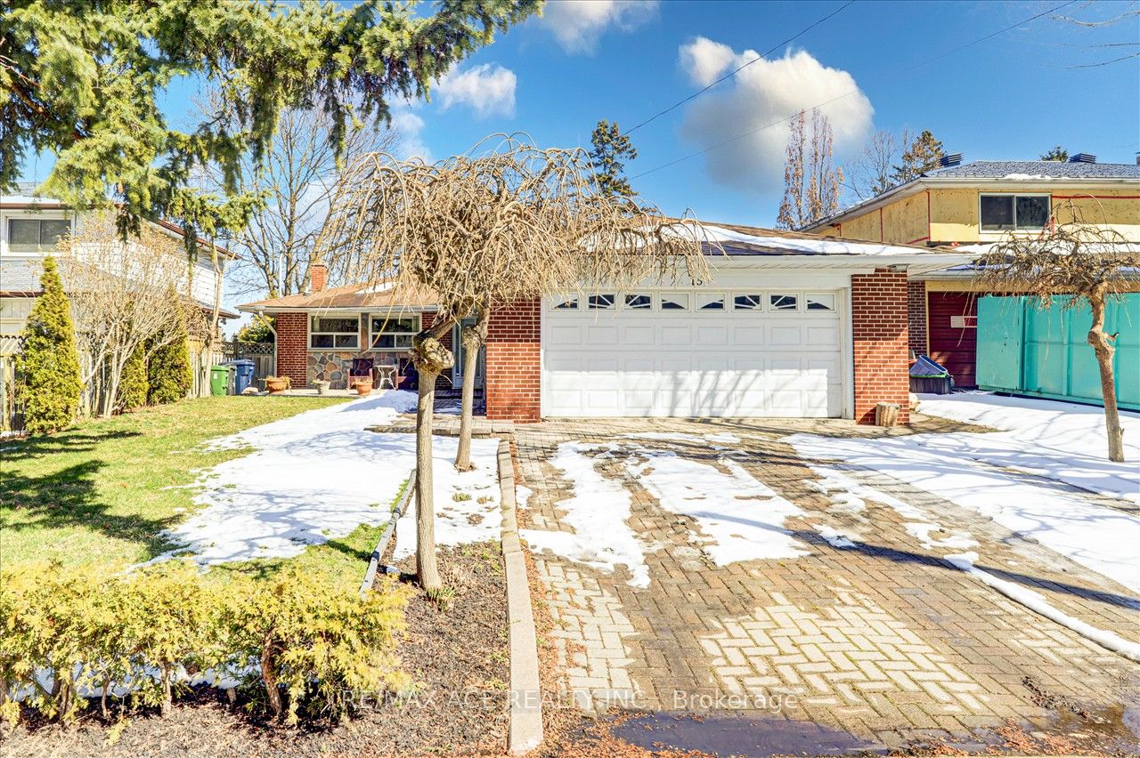 15 Strandhill Dr Property Photo 1