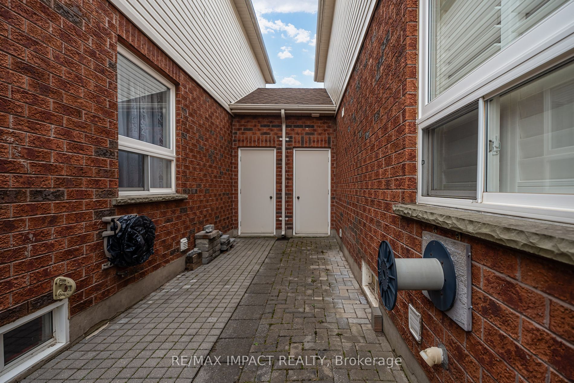672 Coldstream Dr Property Photo 37