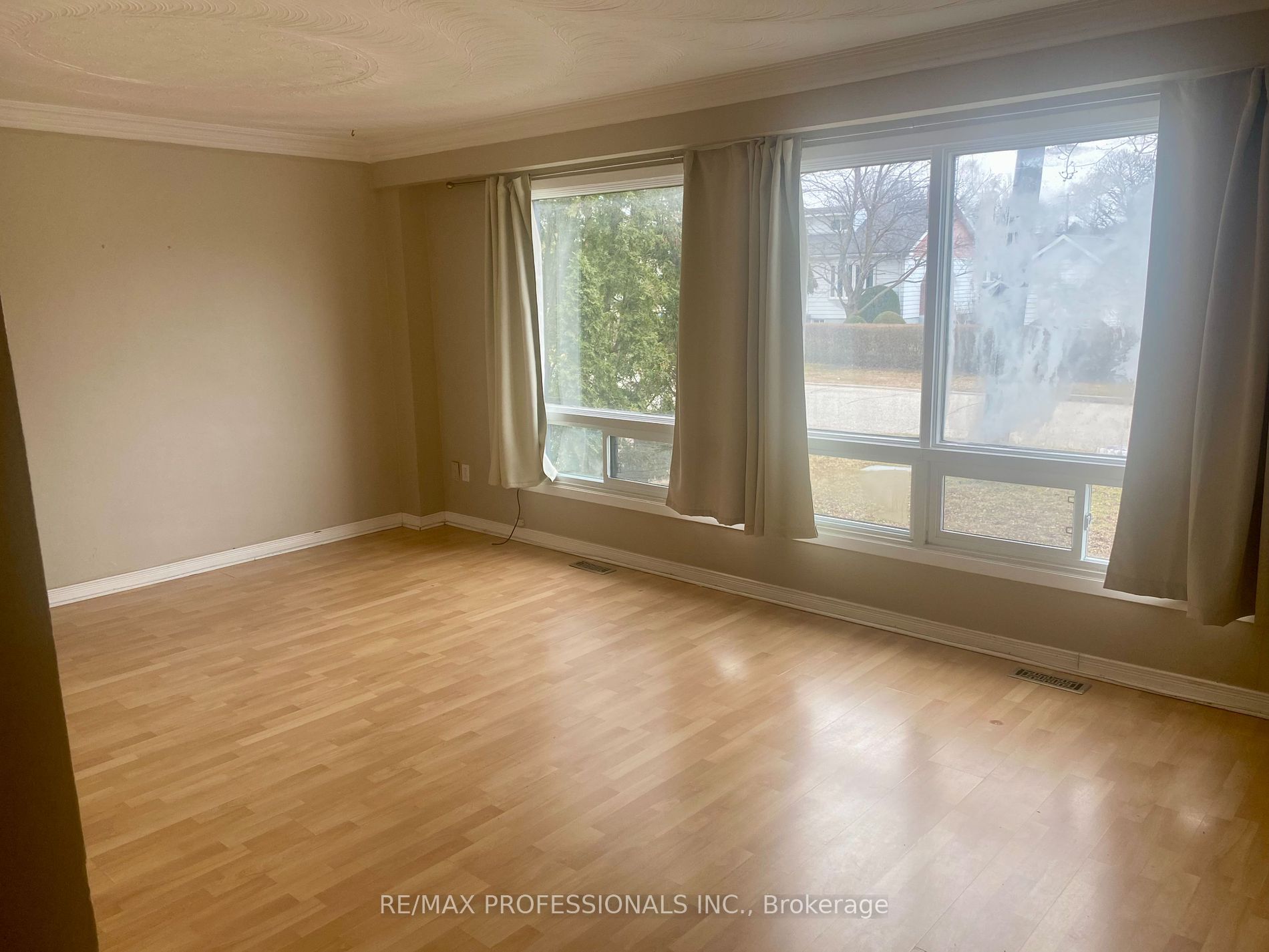 336 Ash St W Property Photo