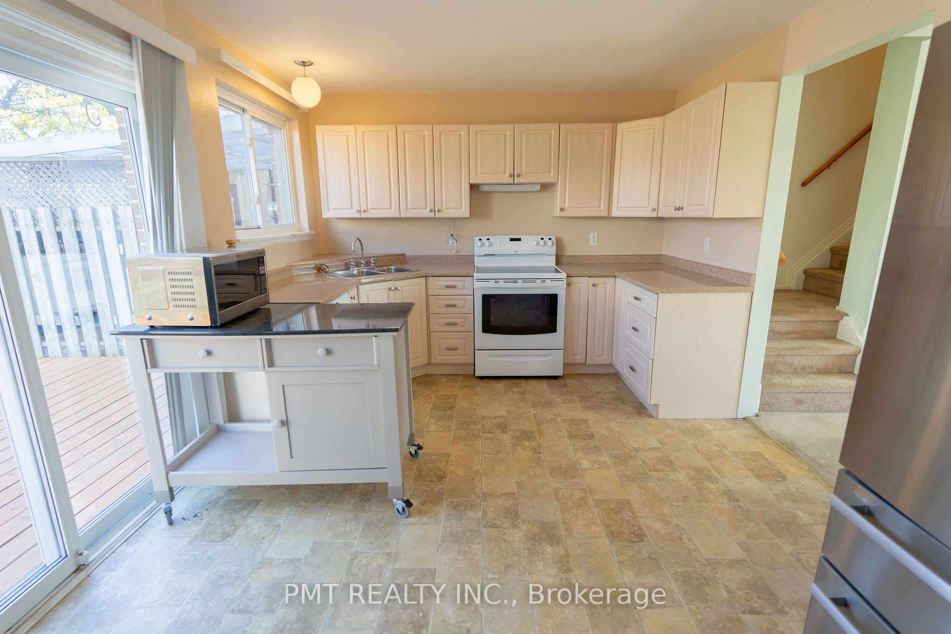 728 Krosno Blvd Property Photo 2