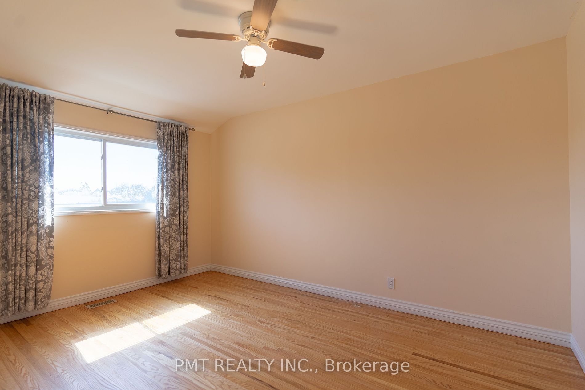 728 Krosno Blvd Property Photo 3