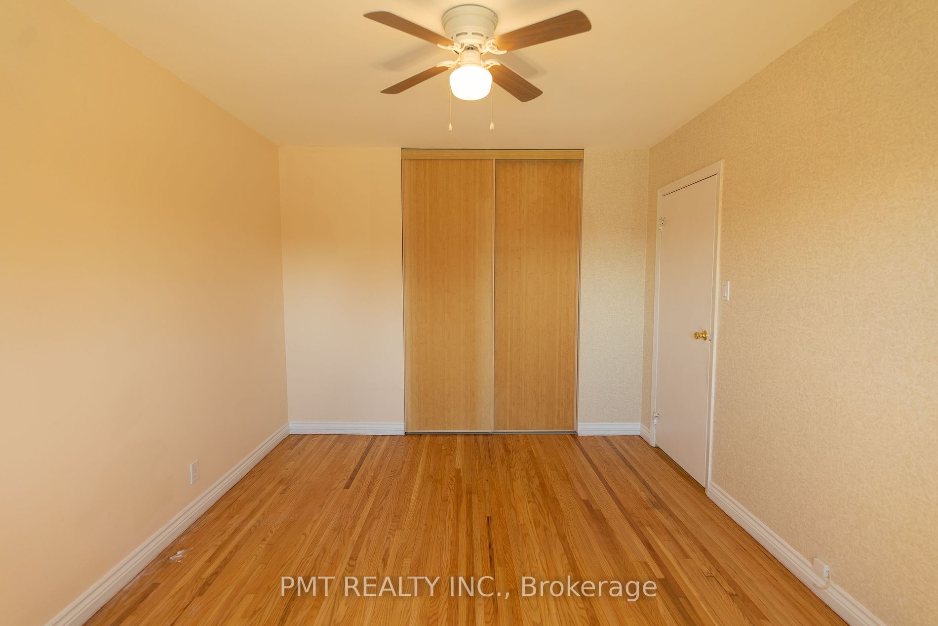728 Krosno Blvd Property Photo 4