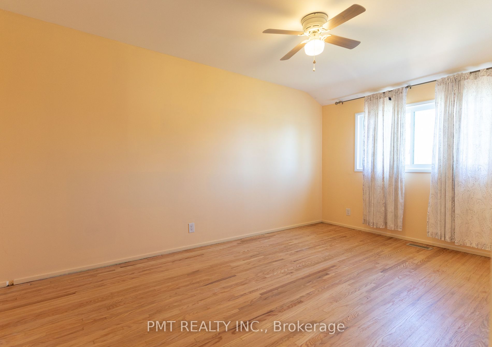 728 Krosno Blvd Property Photo 5