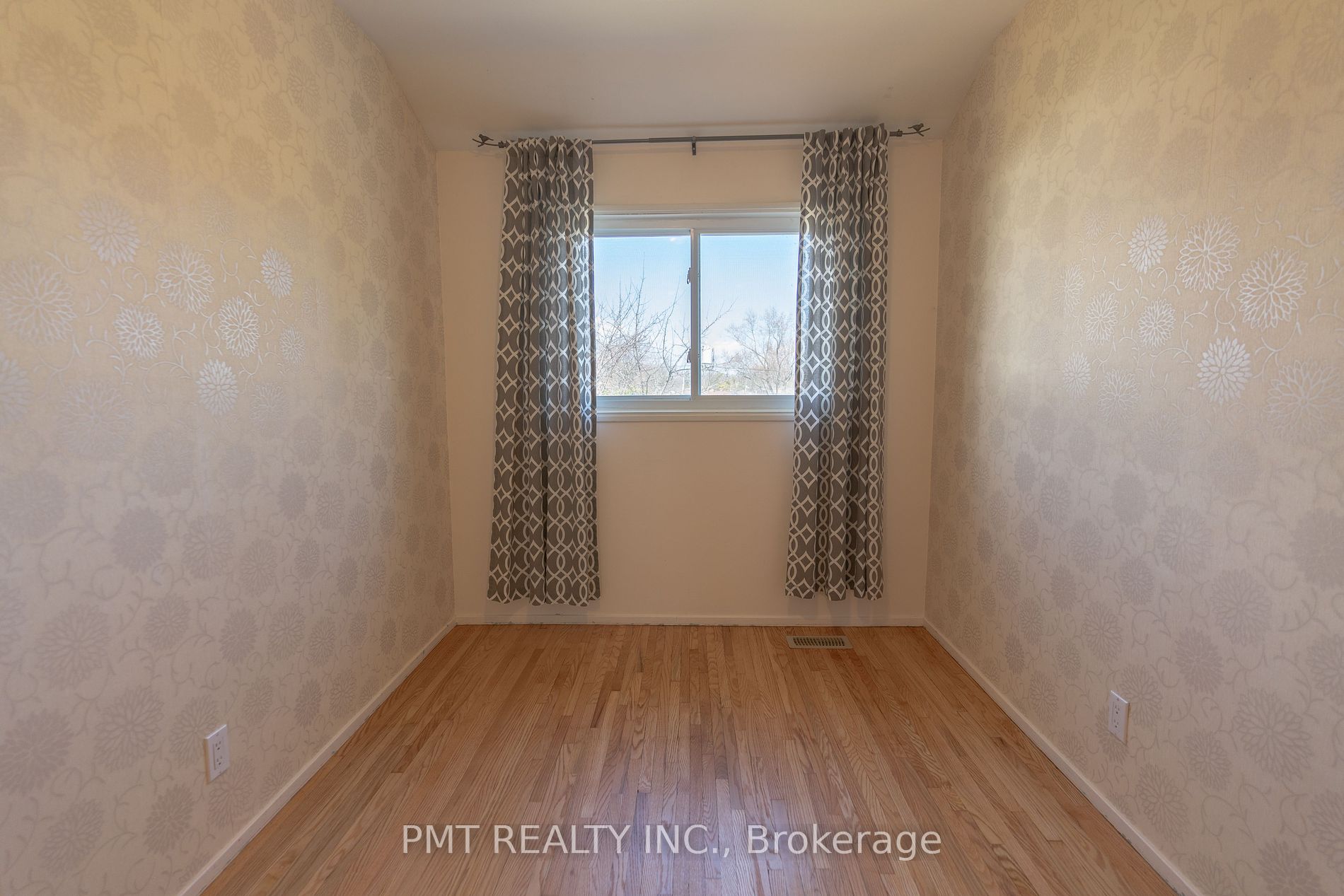 728 Krosno Blvd Property Photo 7