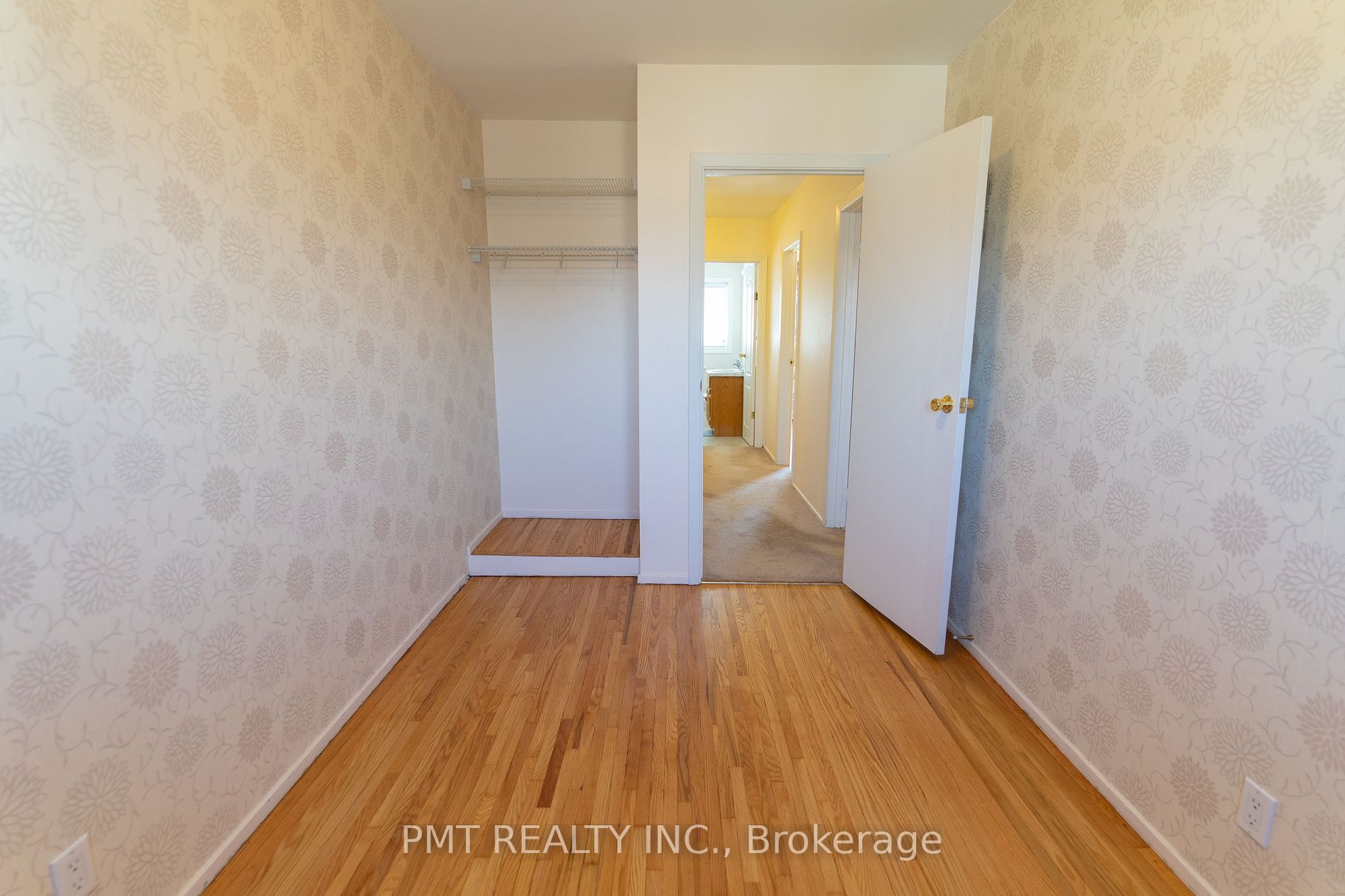 728 Krosno Blvd Property Photo 8