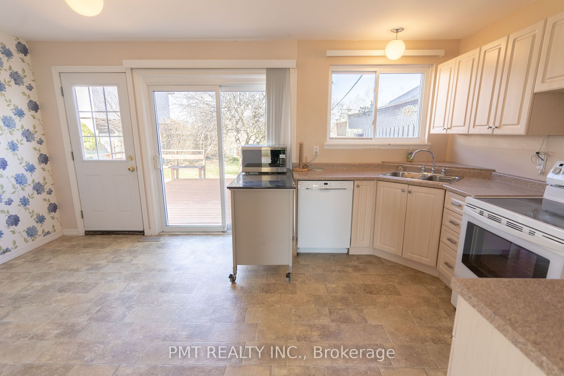 728 Krosno Blvd Property Photo 11