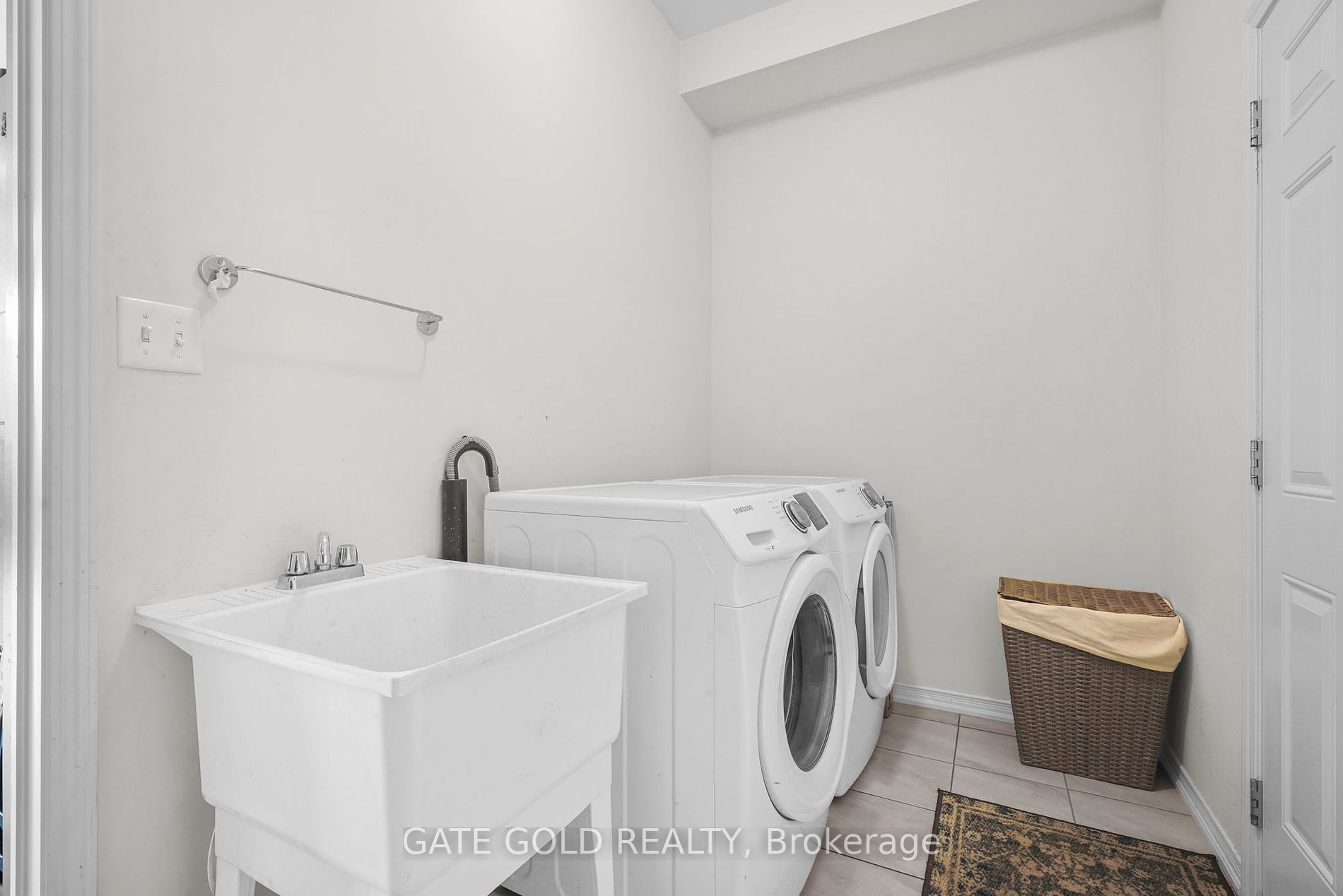 2560 Bandsman Cres Property Photo 6