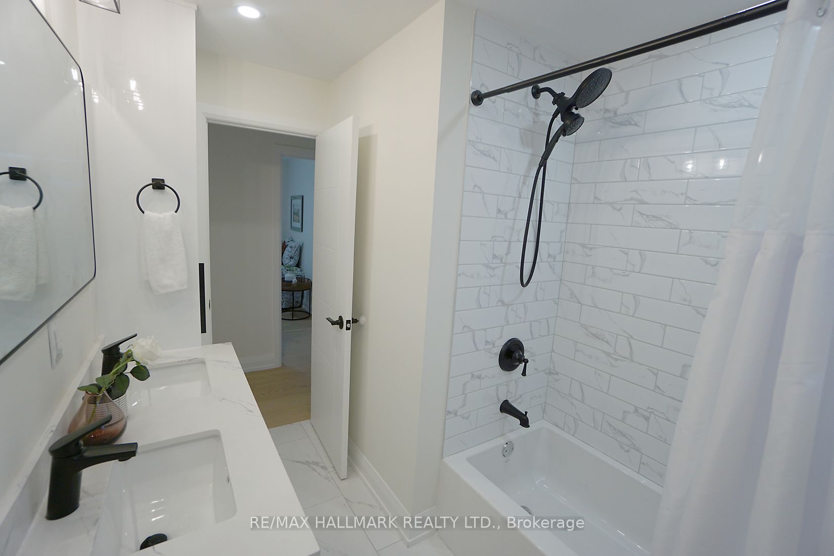 2 Clanwilliam Crt Property Photo 7