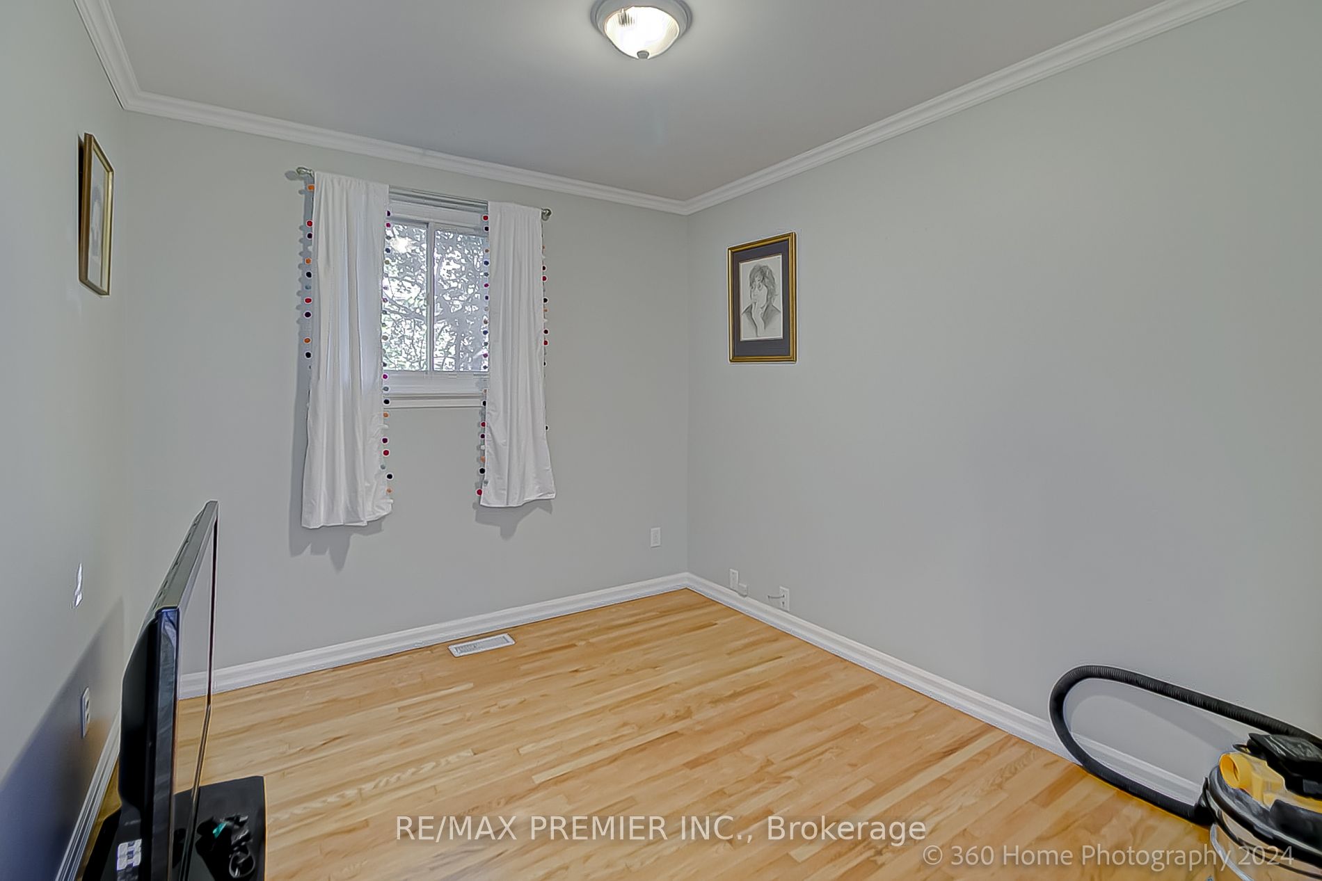151 Clements Rd E Property Photo 4