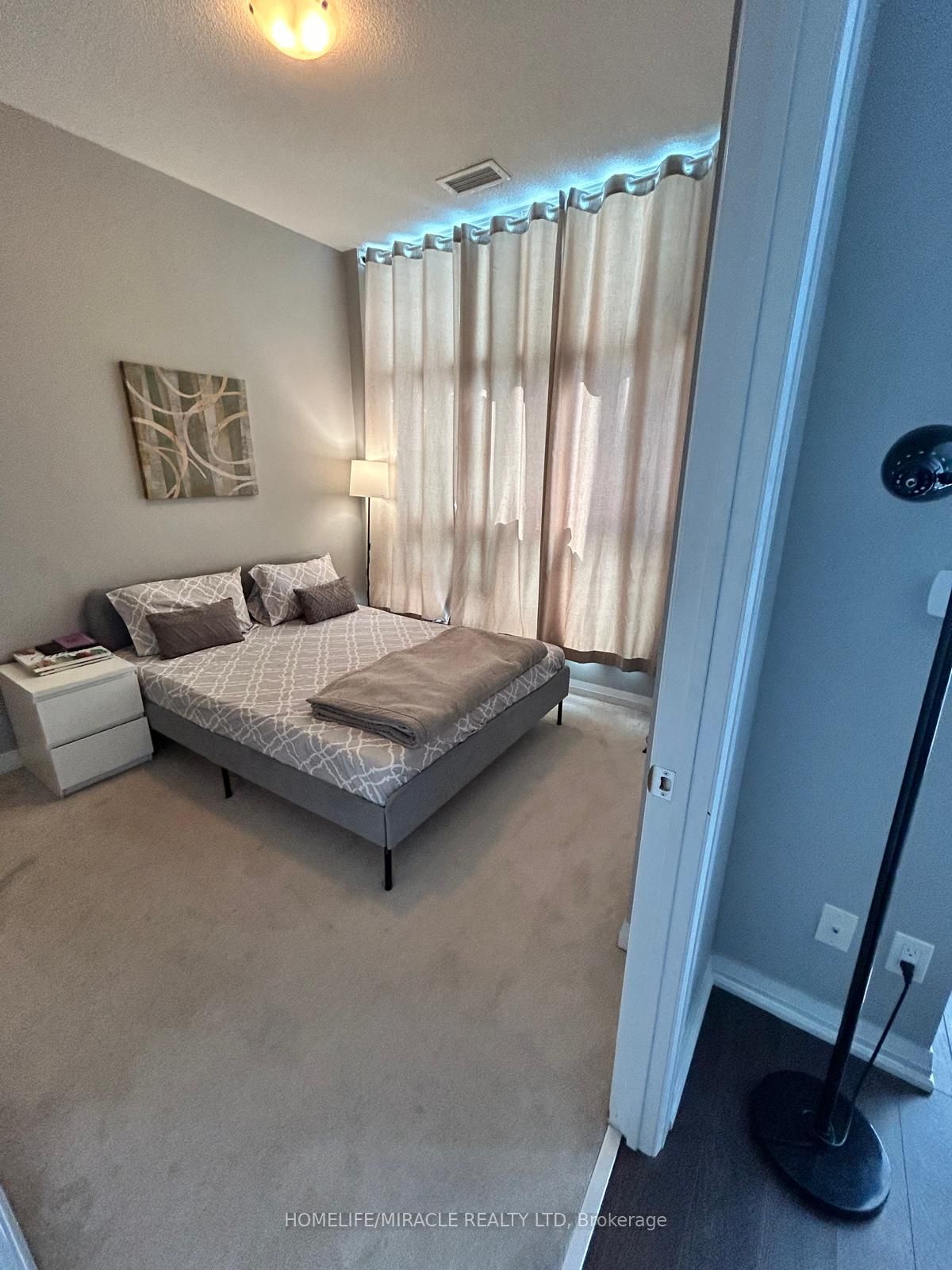 30 Meadowglen Pl 15 Property Photo 4