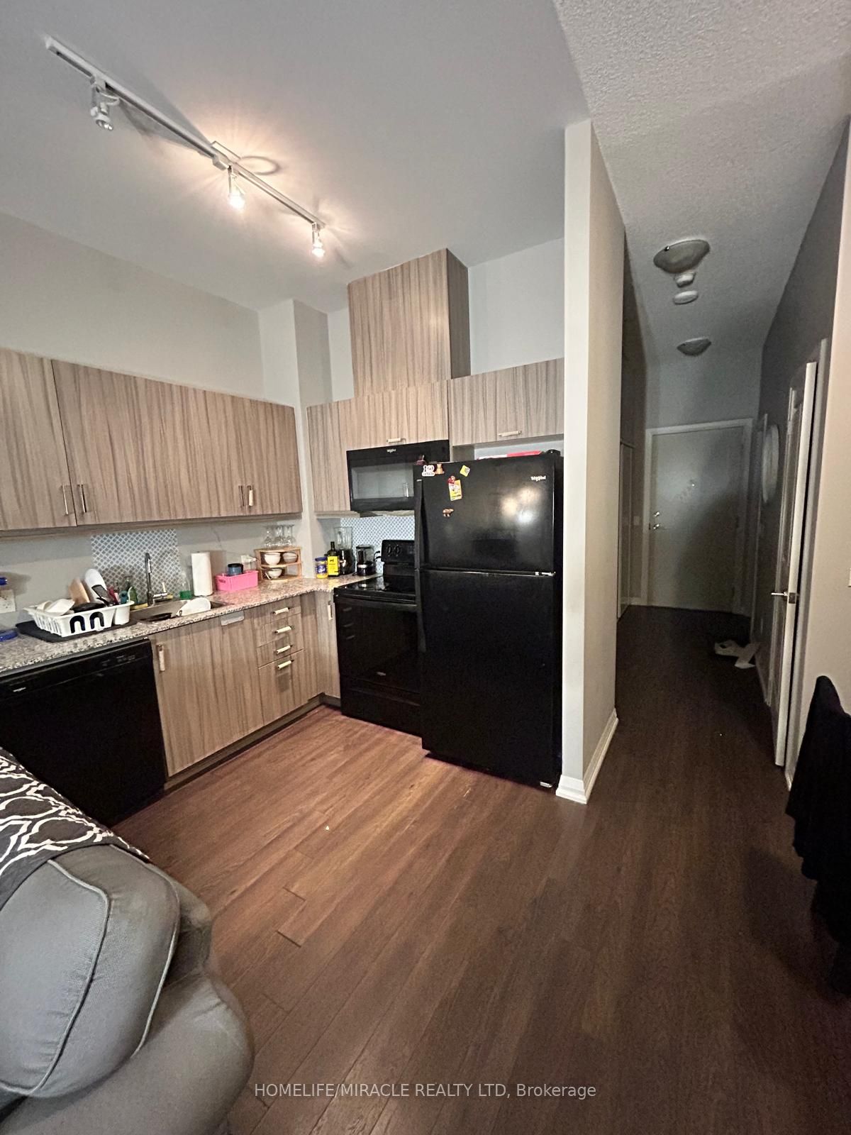 30 Meadowglen Pl 15 Property Photo 7