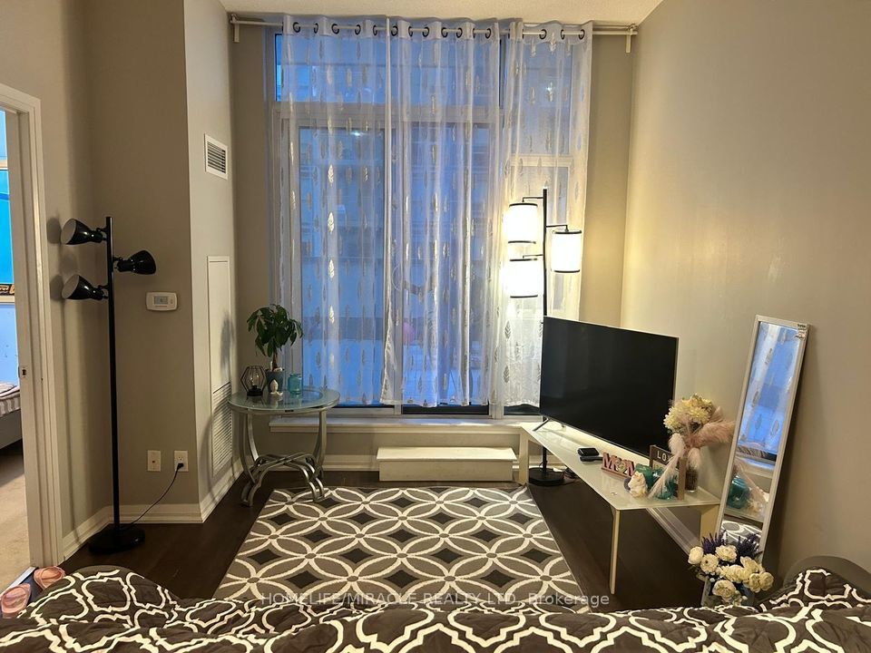 30 Meadowglen Pl 15 Property Photo 15