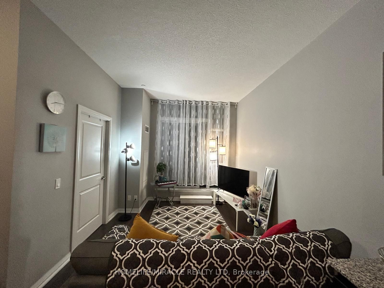30 Meadowglen Pl 15 Property Photo 18