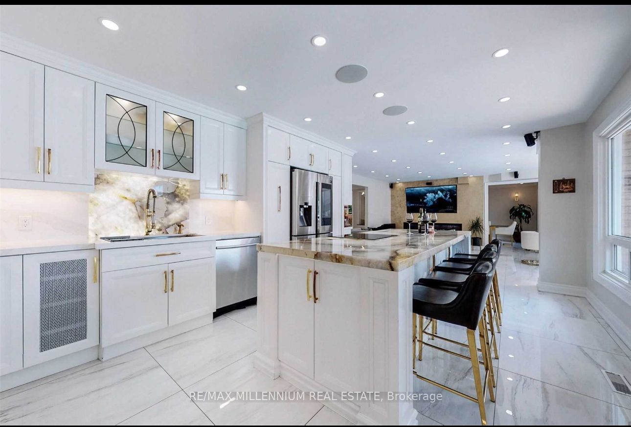 24 Royal Rouge Tr N Property Photo 16