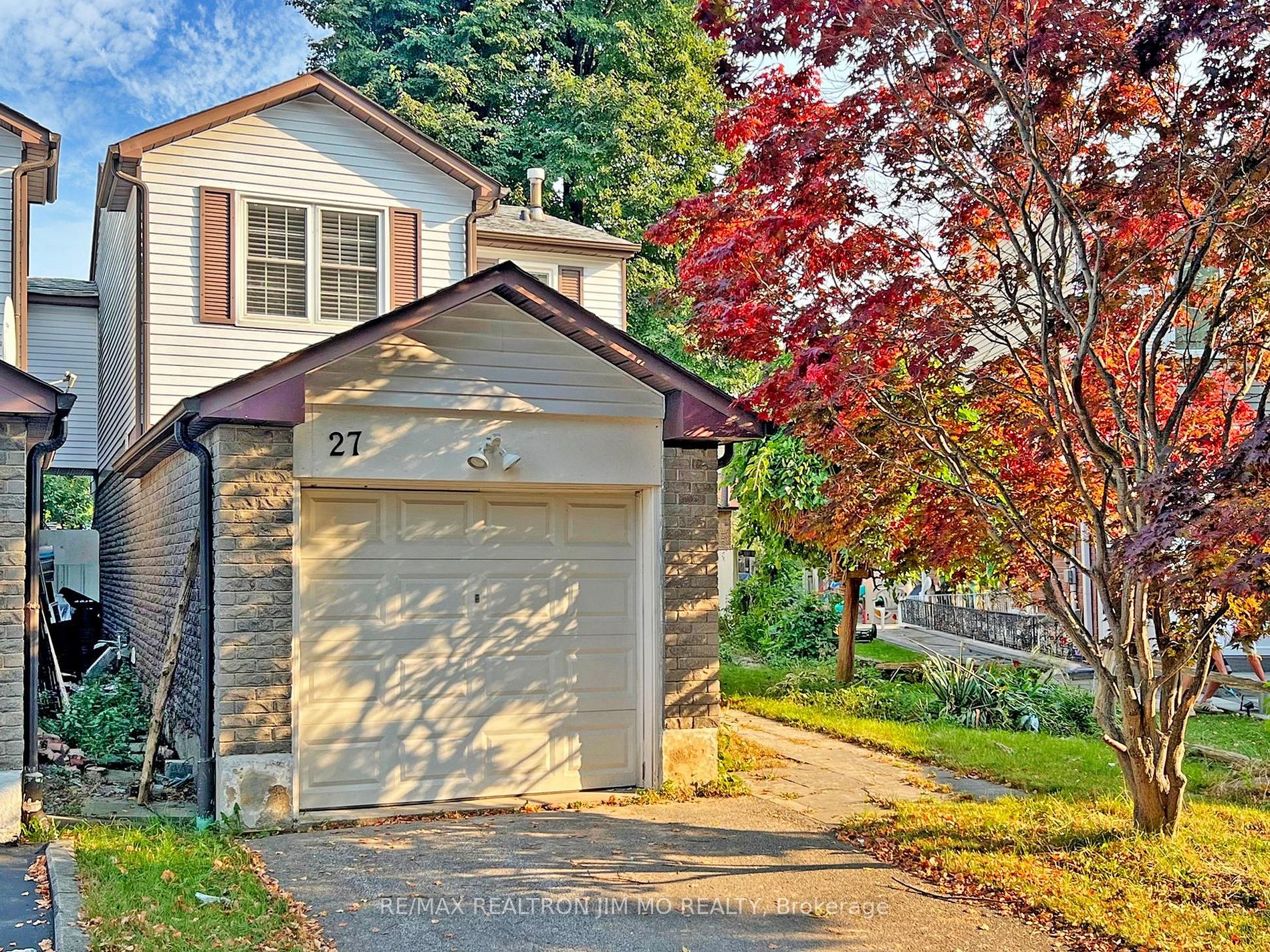 27 Green Spring Dr Property Photo