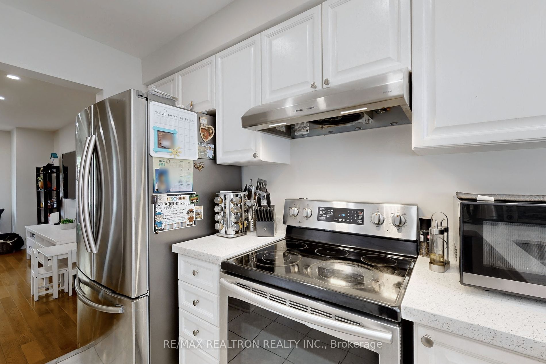 525 Church St N Property Photo 2