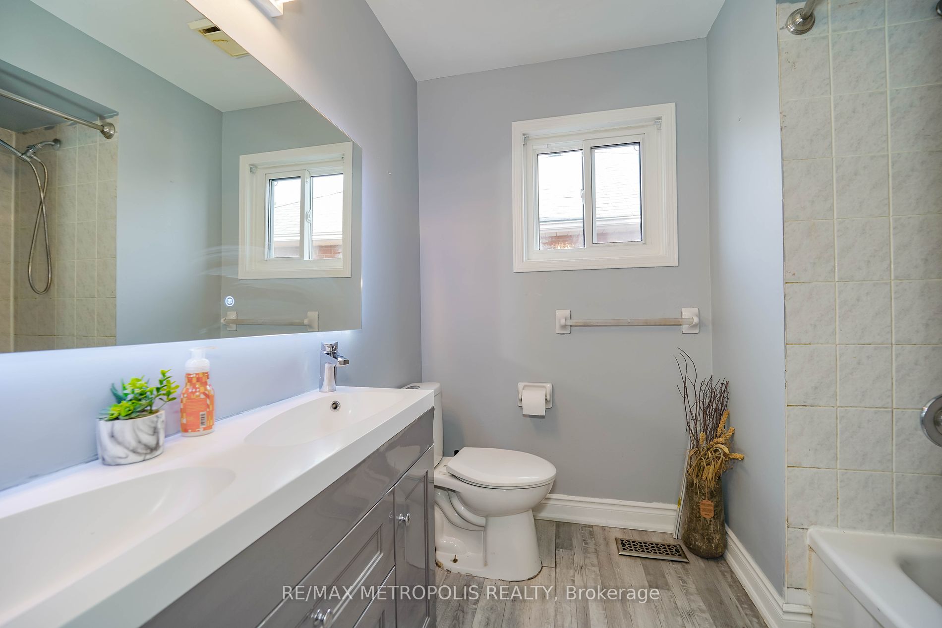 285 Senator St Property Photo 16