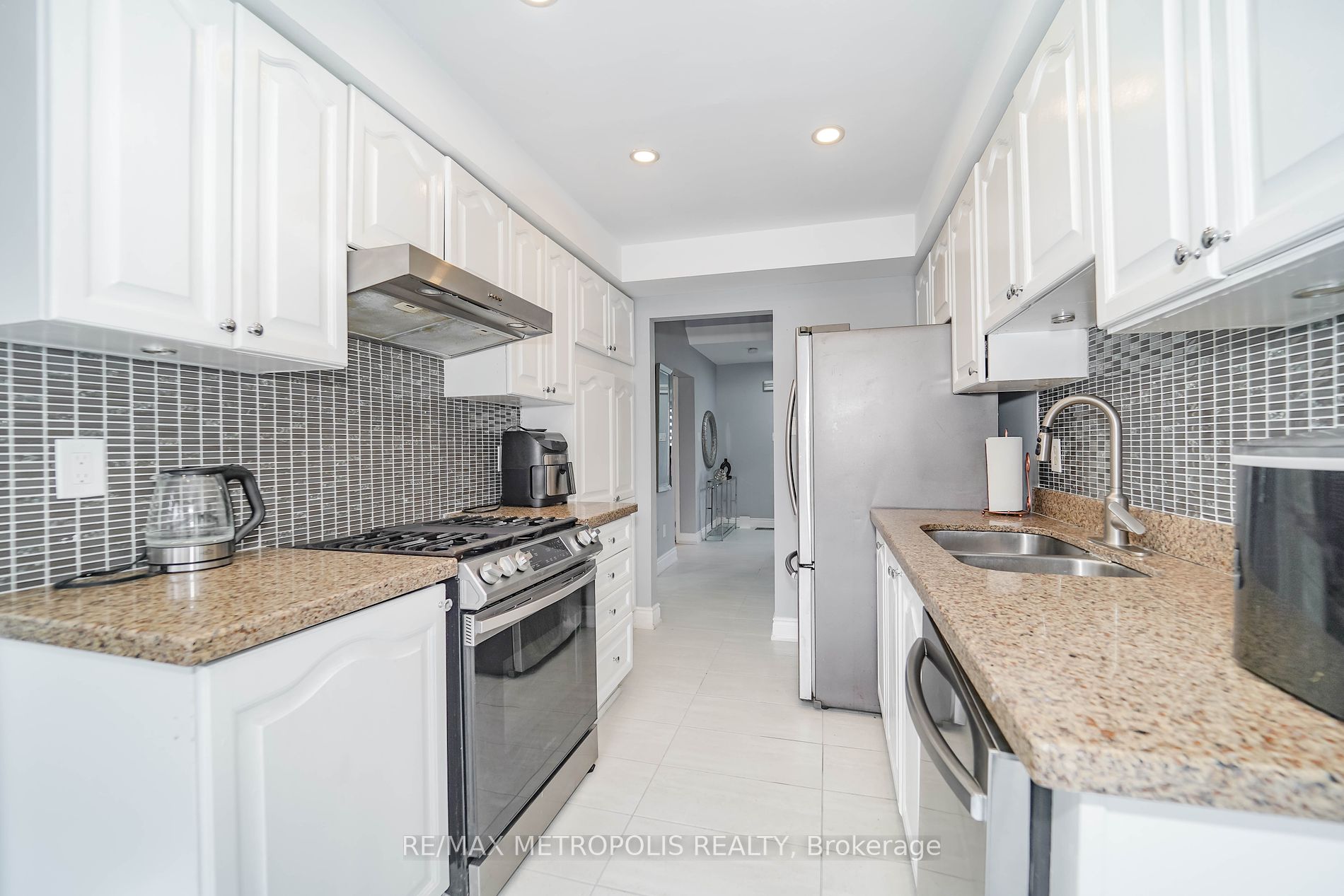 285 Senator St Property Photo 40