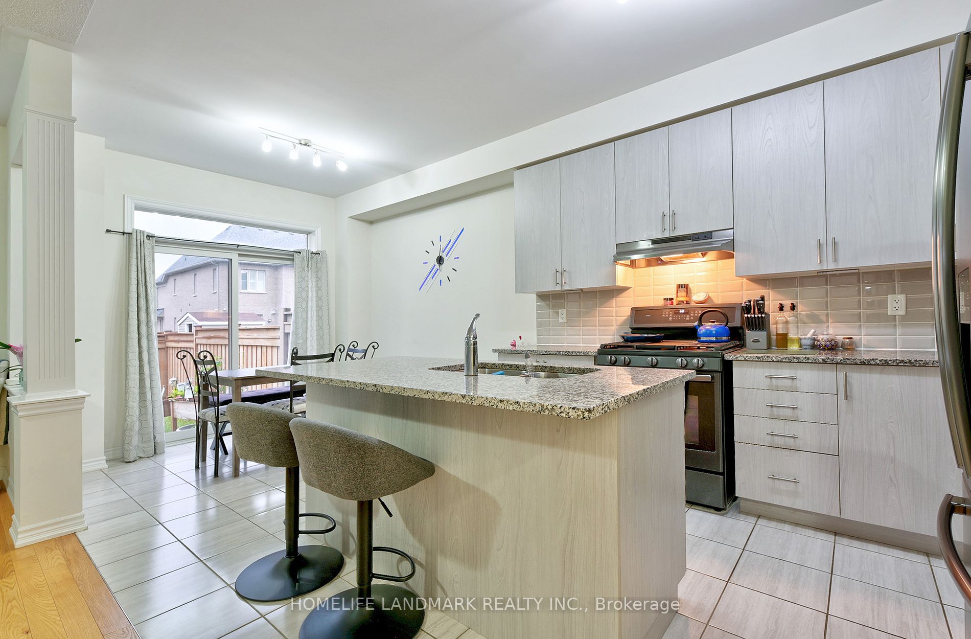 84 Workmen's Circ Property Photo 25