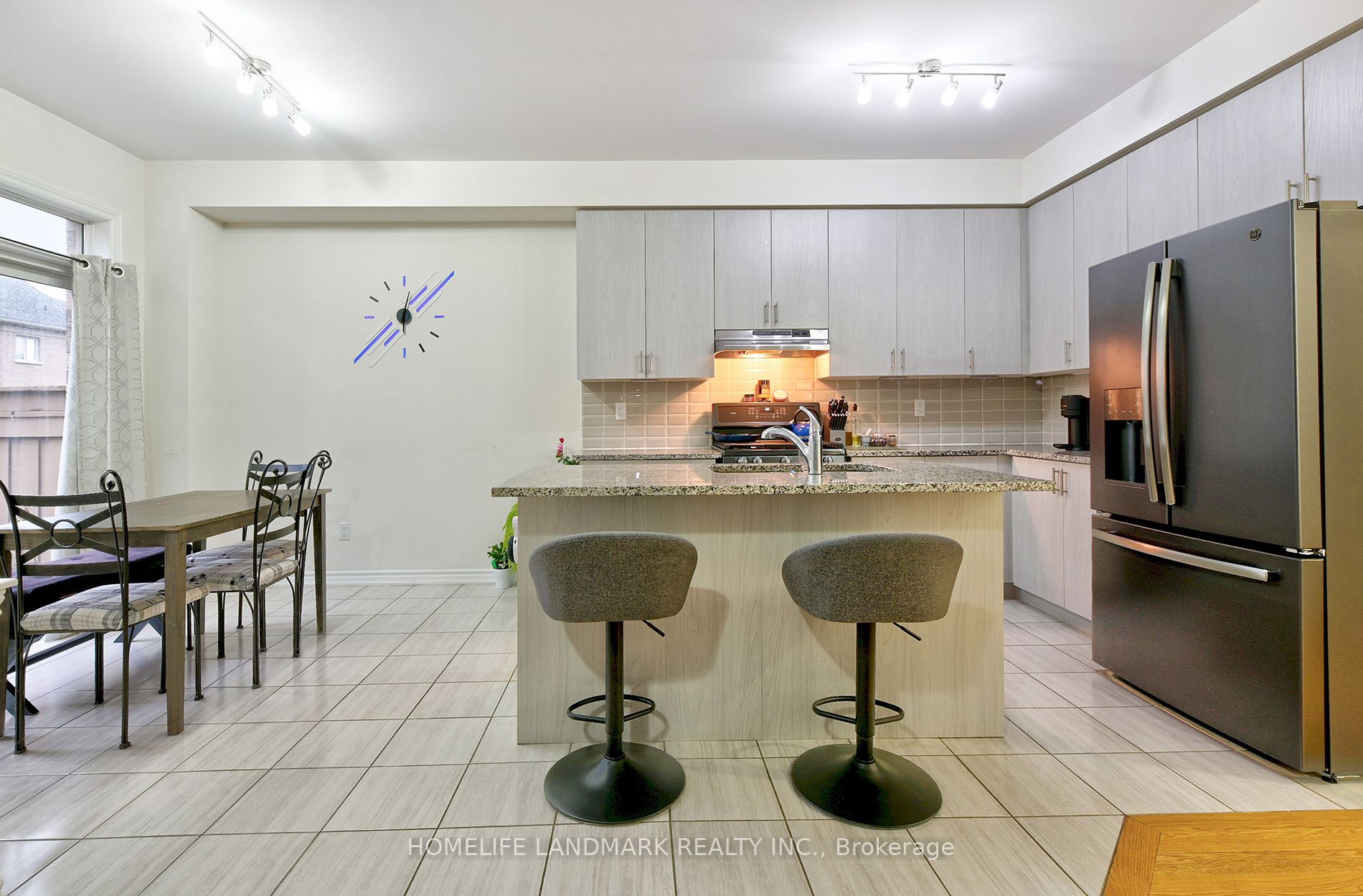 84 Workmen's Circ Property Photo 26