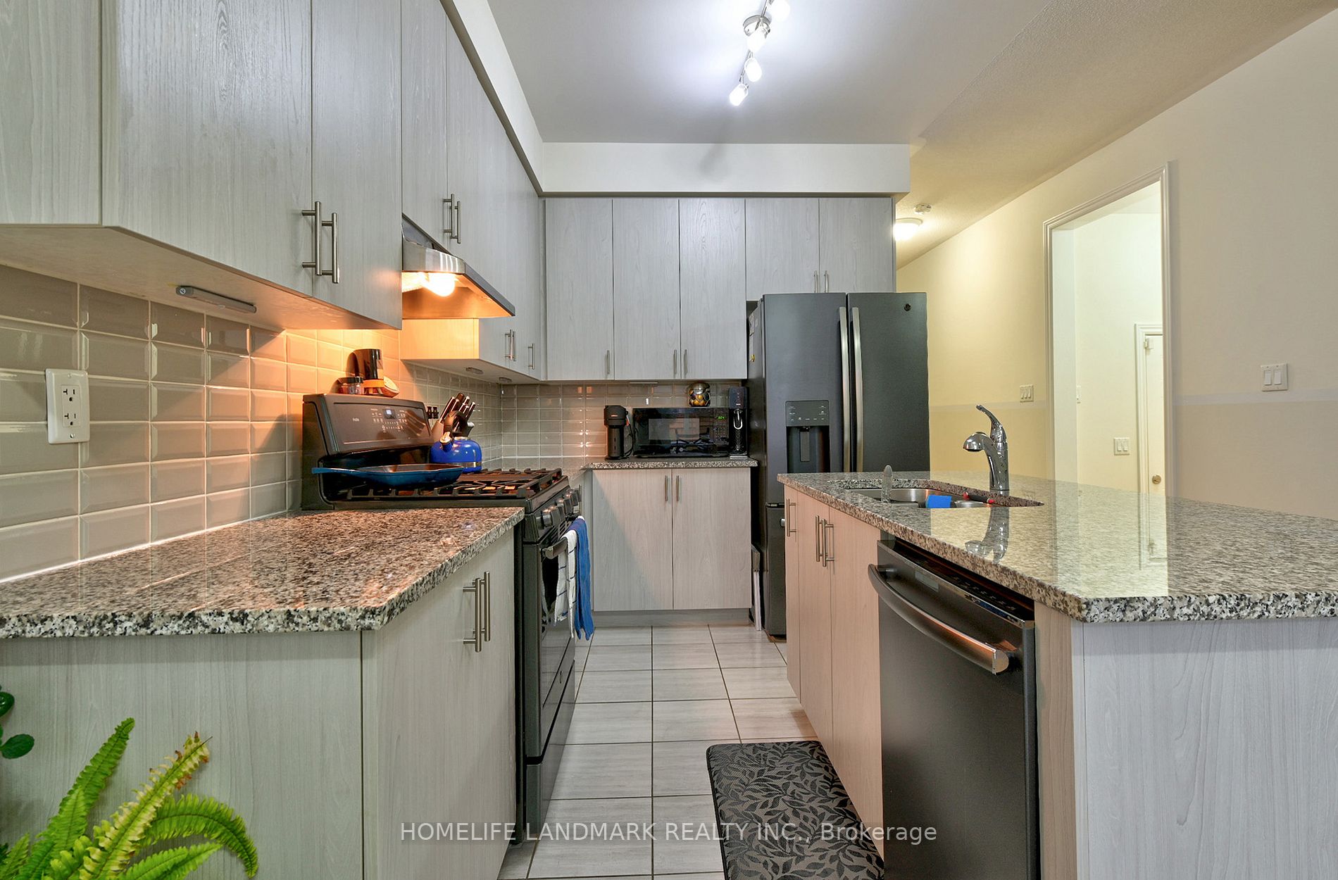 84 Workmen's Circ Property Photo 28