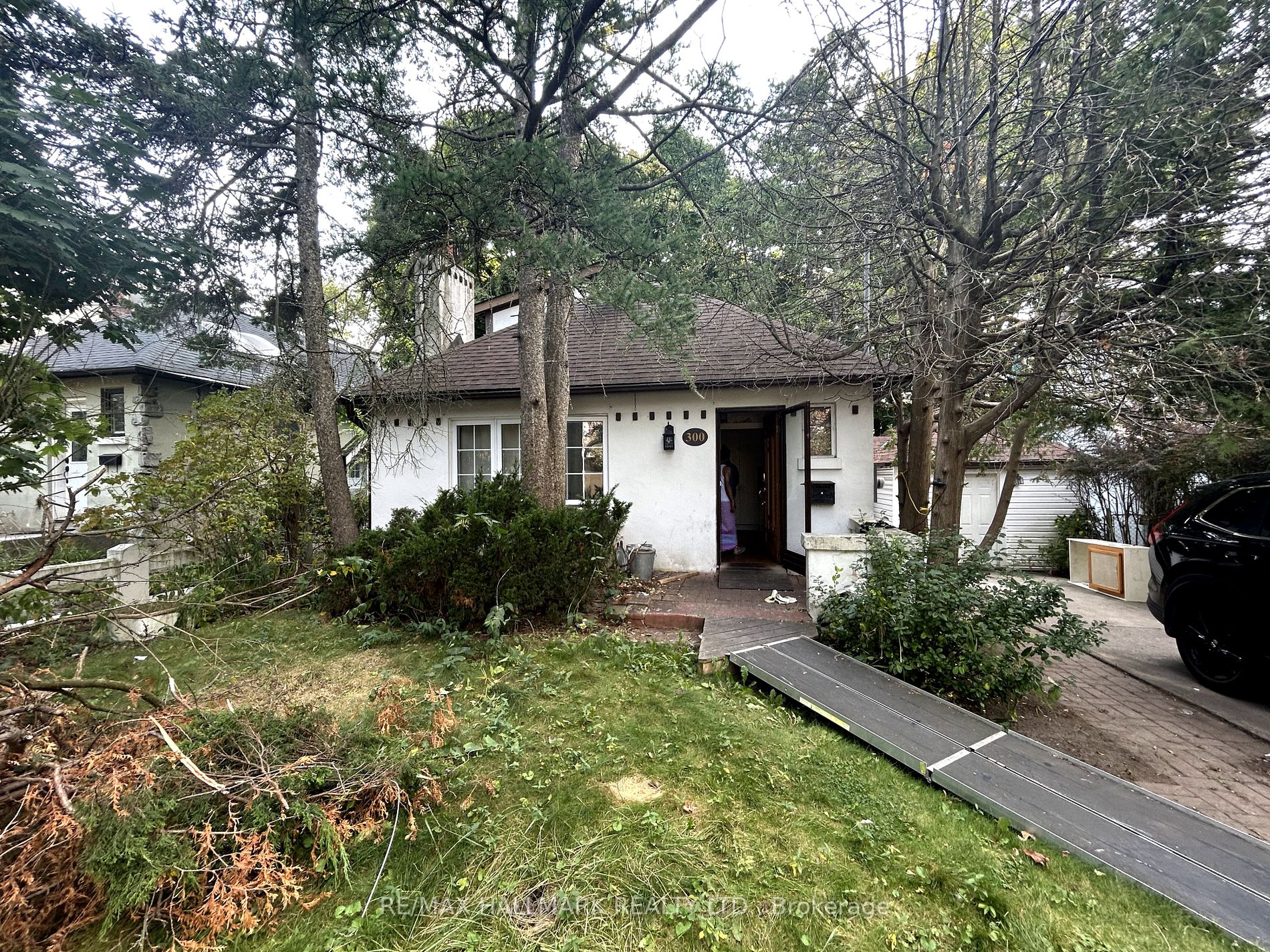 300 Blantyre Ave Property Photo