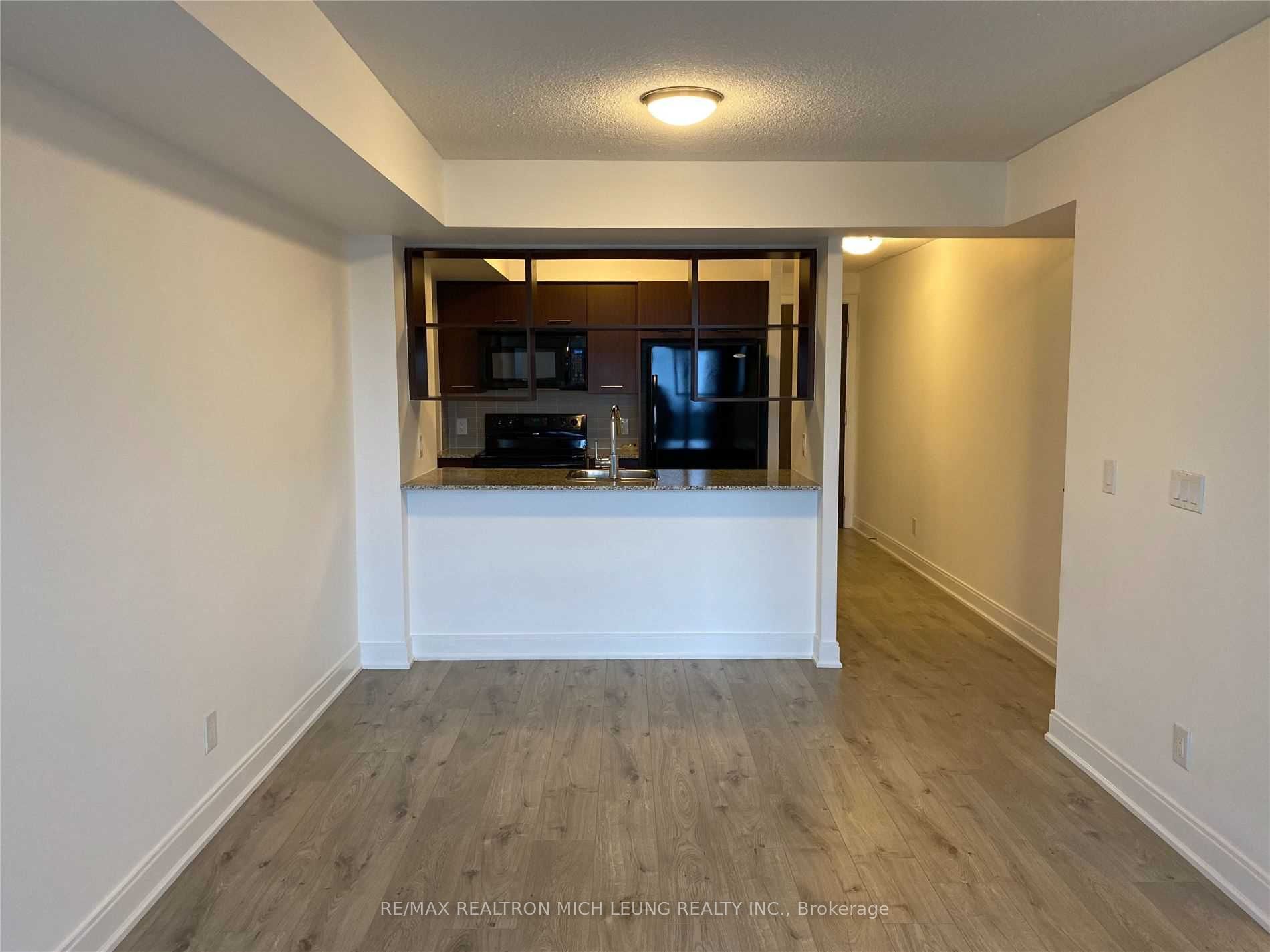 135 Village Green Sq Property Photo