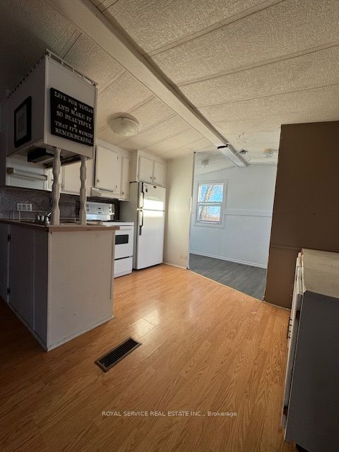 #unit 9 - 1037 Arthur Street Property Photo 2